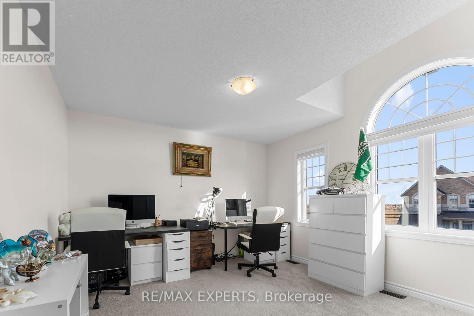 572 QUEEN MARY DRIVE Image 37