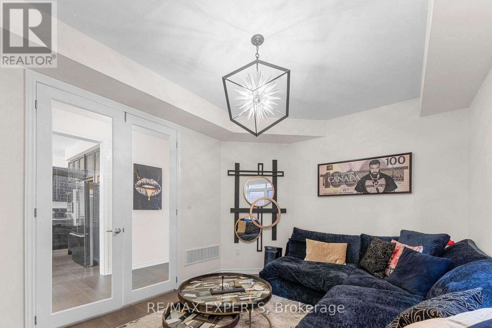 572 QUEEN MARY DRIVE Image 4