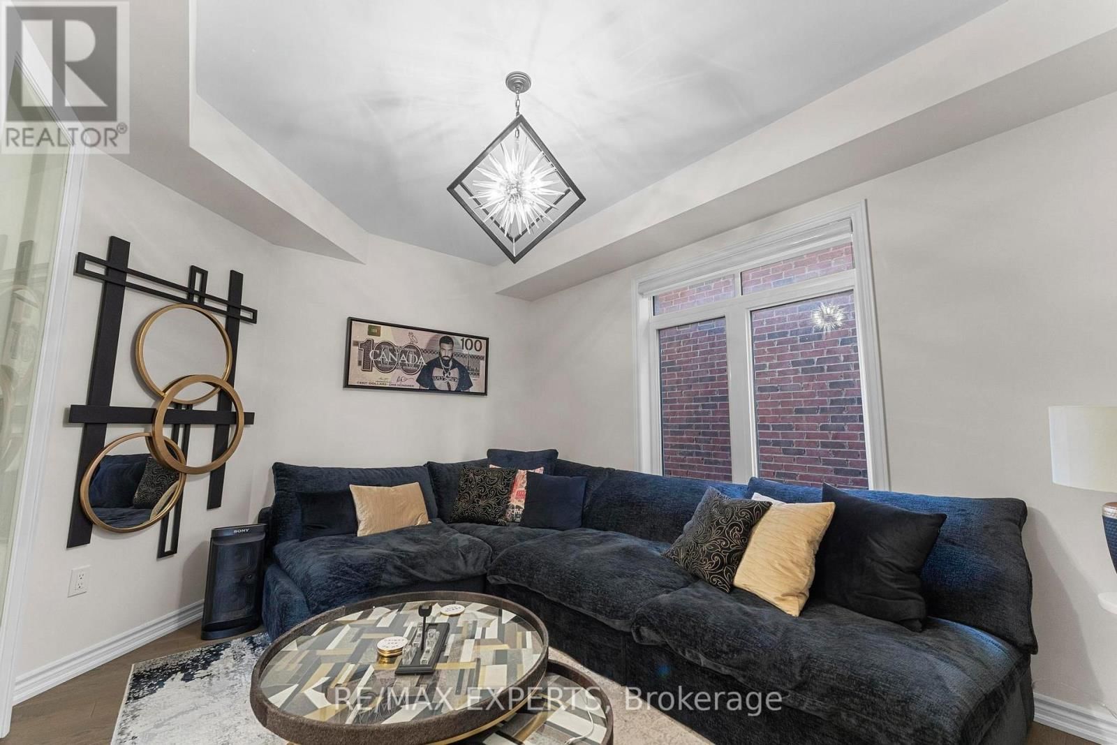 572 QUEEN MARY DRIVE Image 5