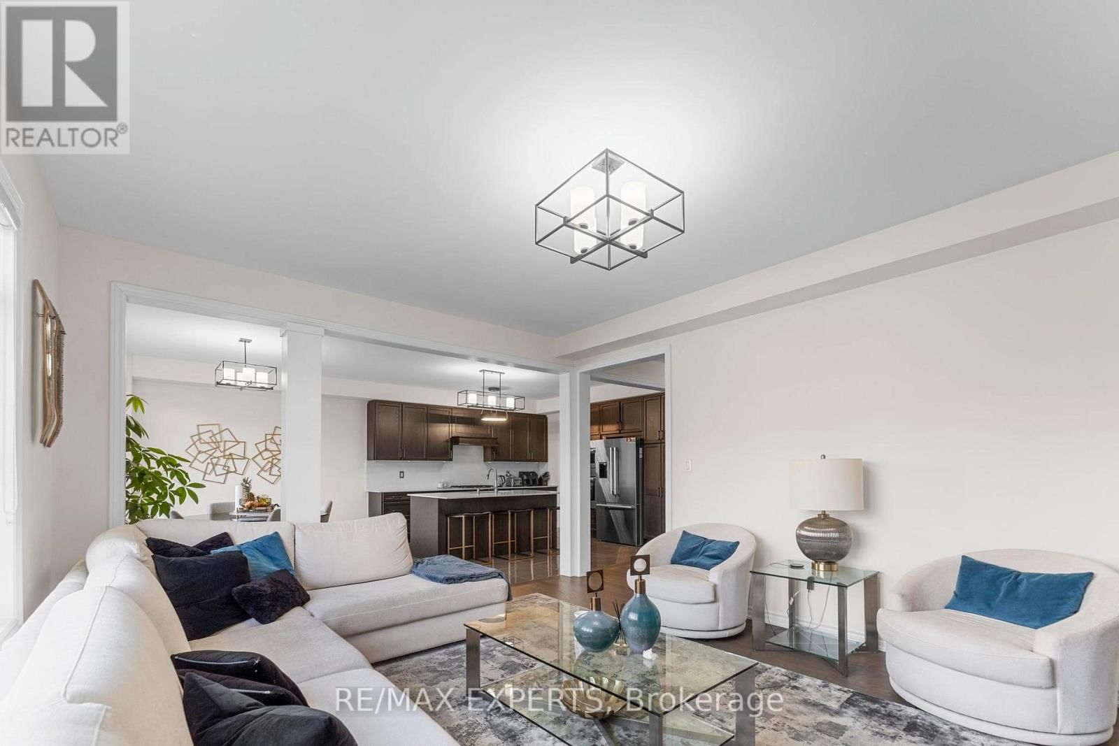 572 QUEEN MARY DRIVE Image 8