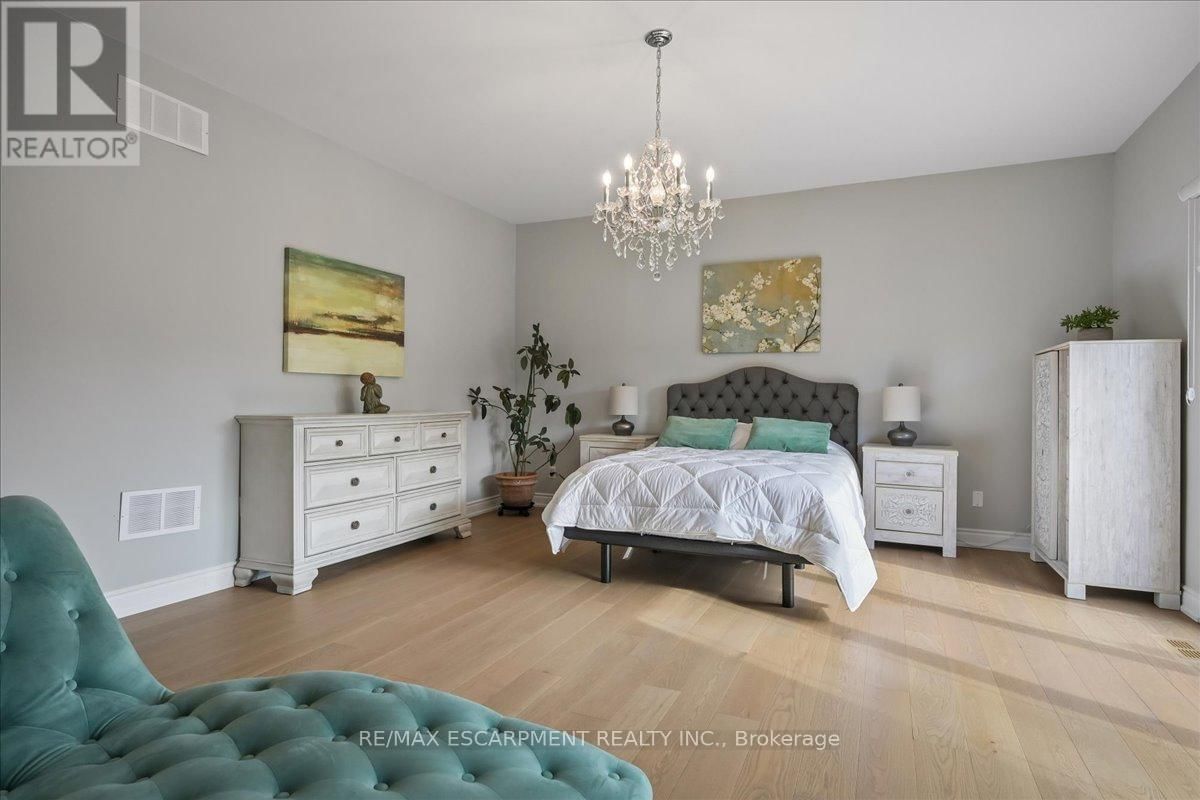 163 ROMAIN CRESCENT Image 35