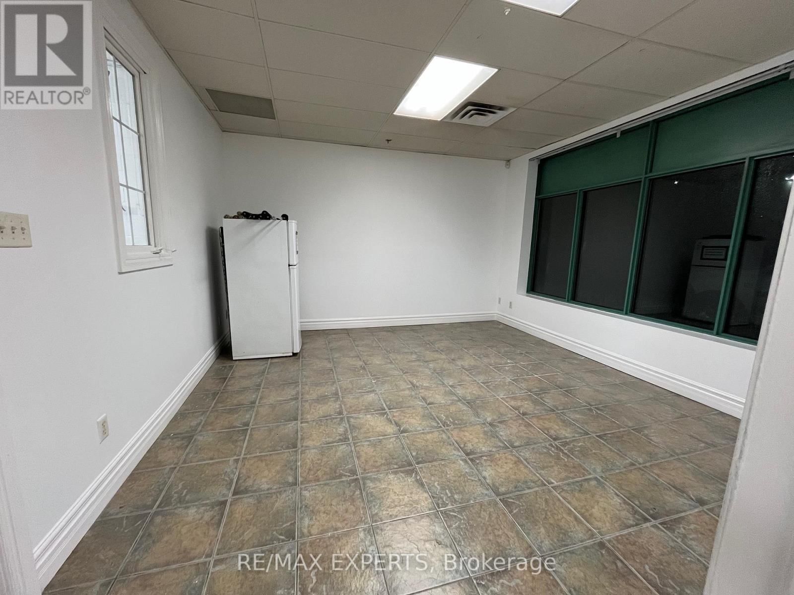 8-9 - 221 DEERHURST DRIVE Image 3