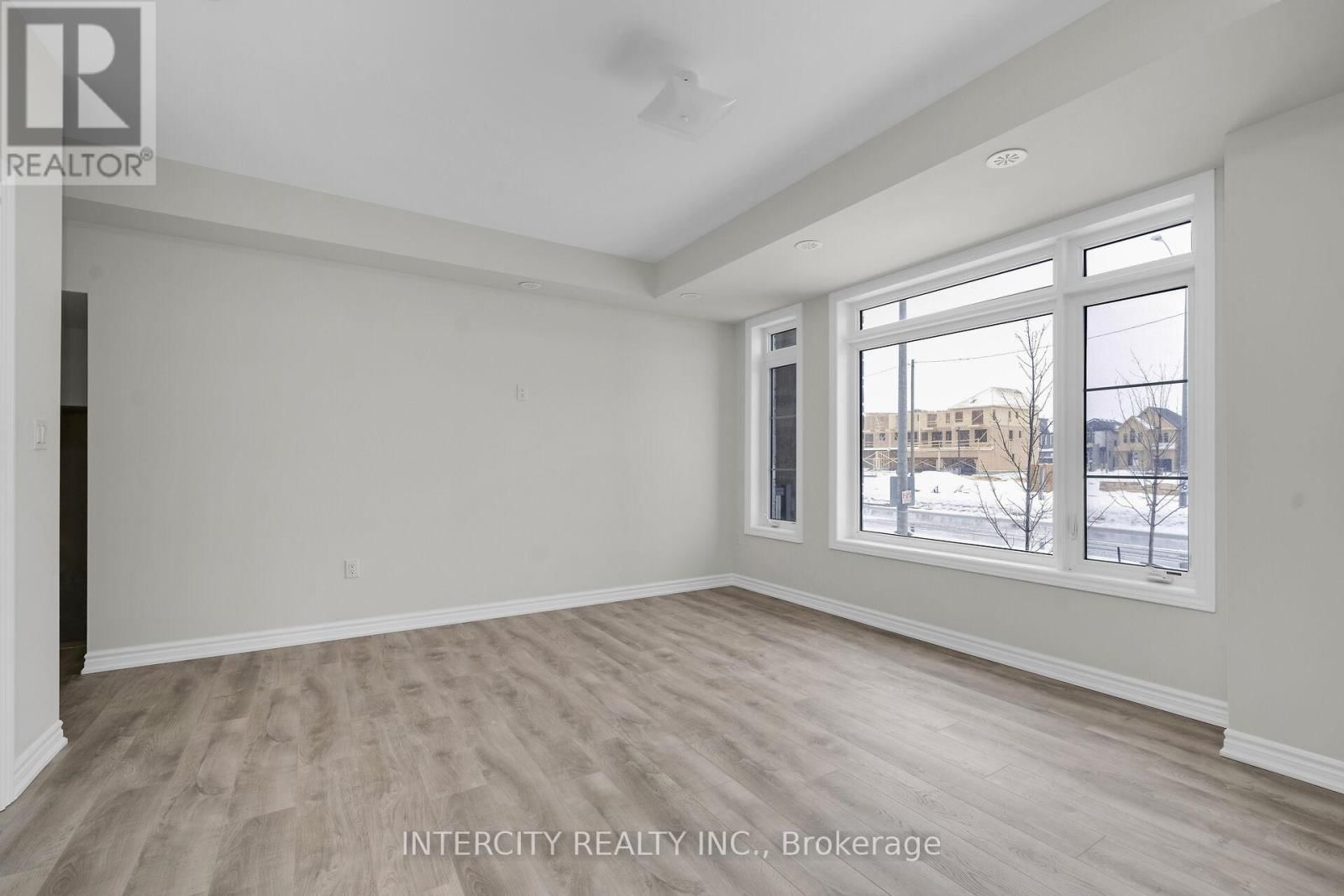 10z - 555 TIM MANLEY AVENUE Image 6