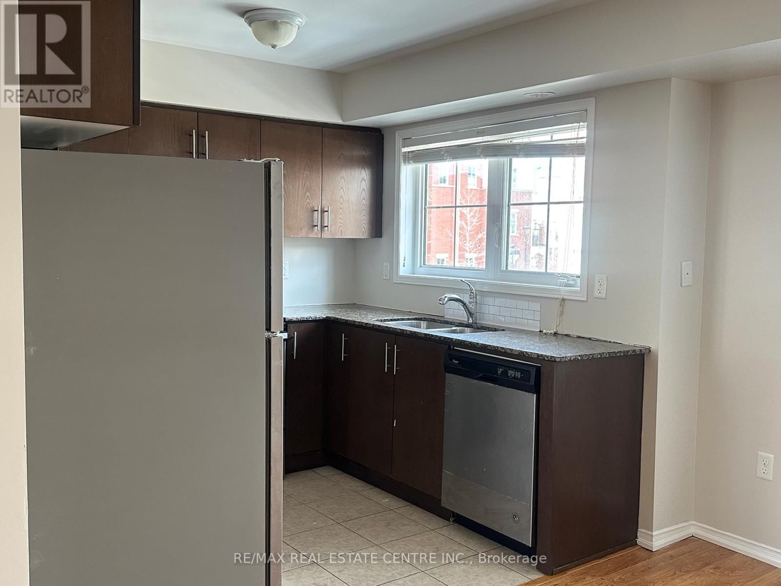 6 - 2476 POST ROAD Image 1