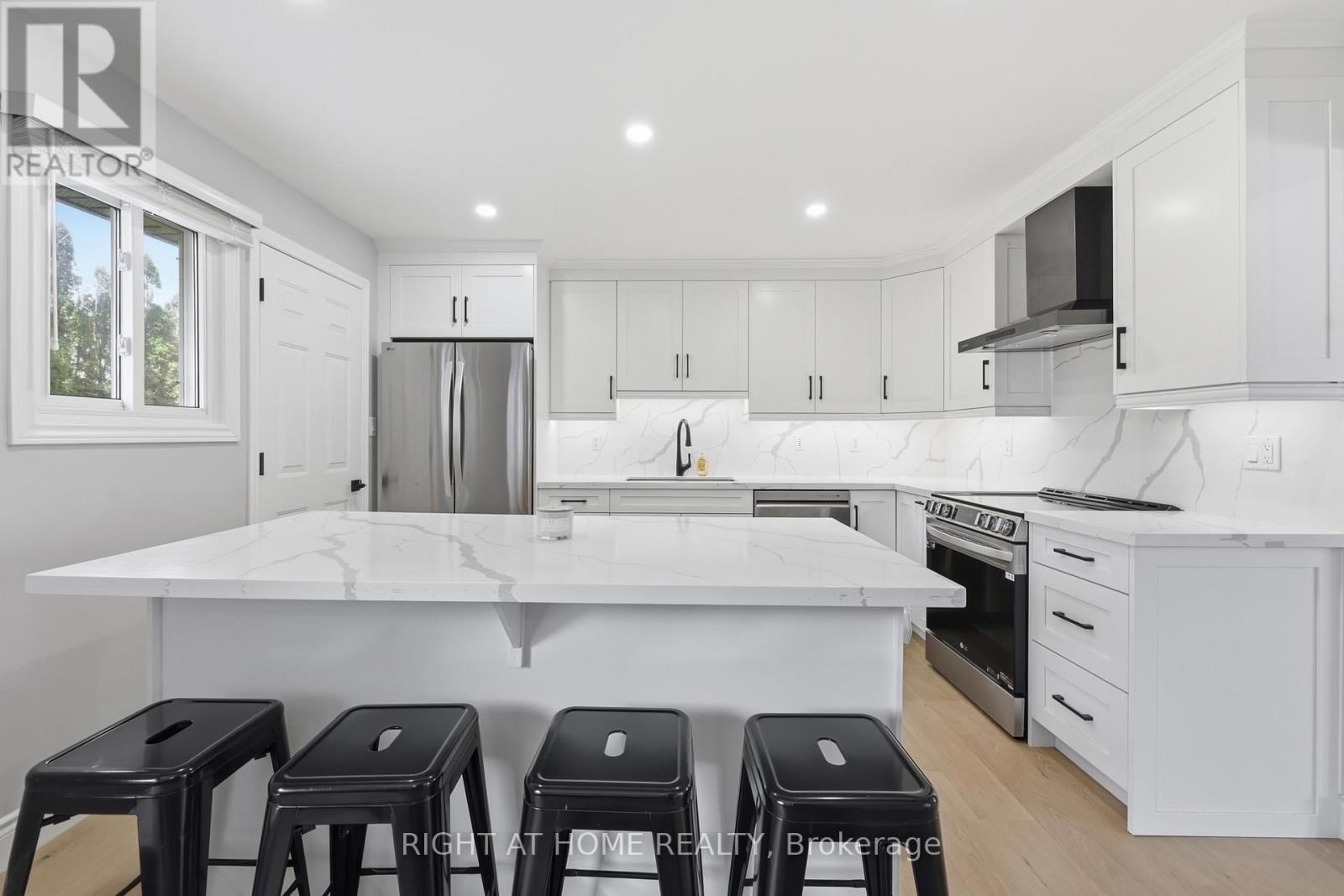 2458 CAVENDISH DRIVE Image 17