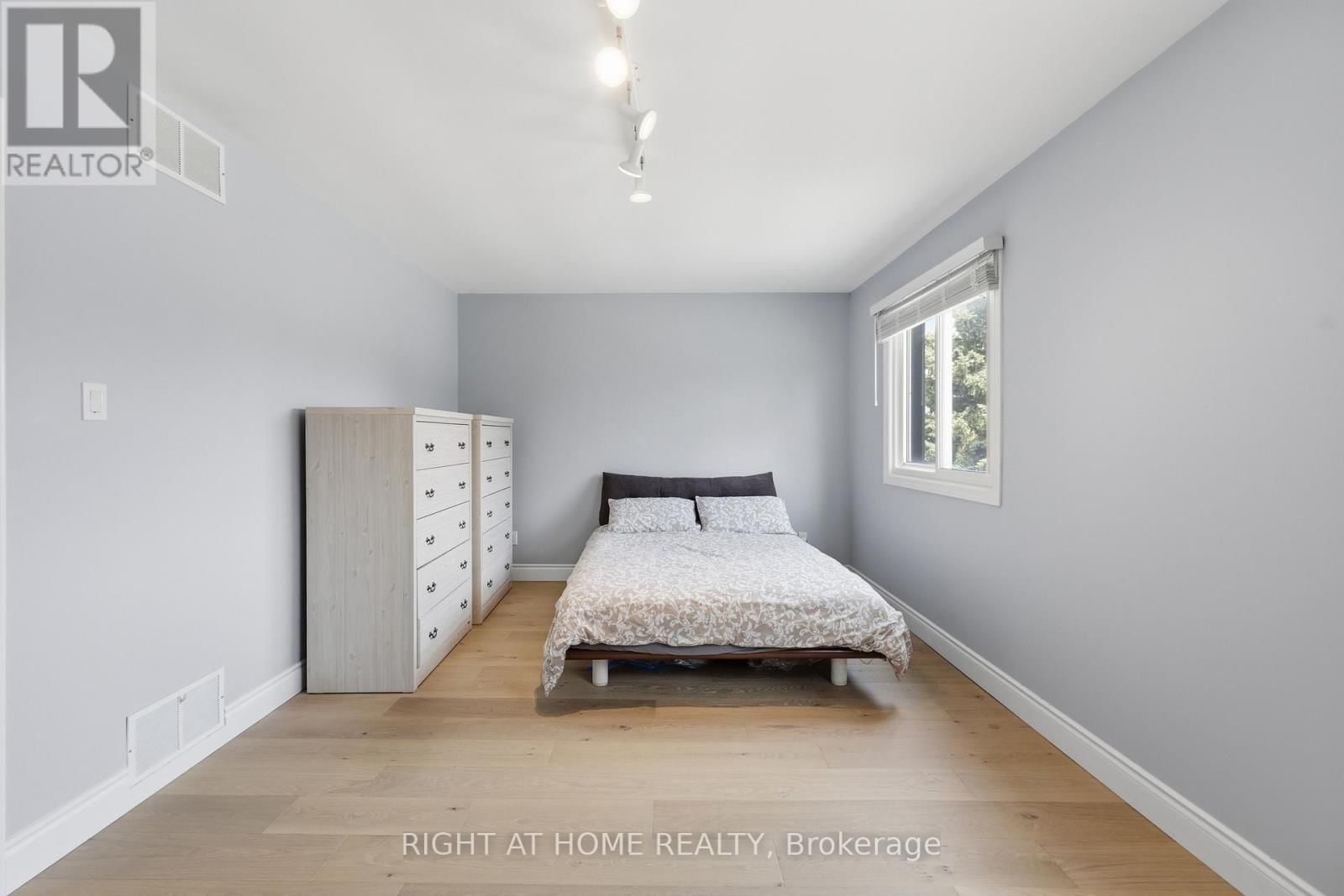 2458 CAVENDISH DRIVE Image 20