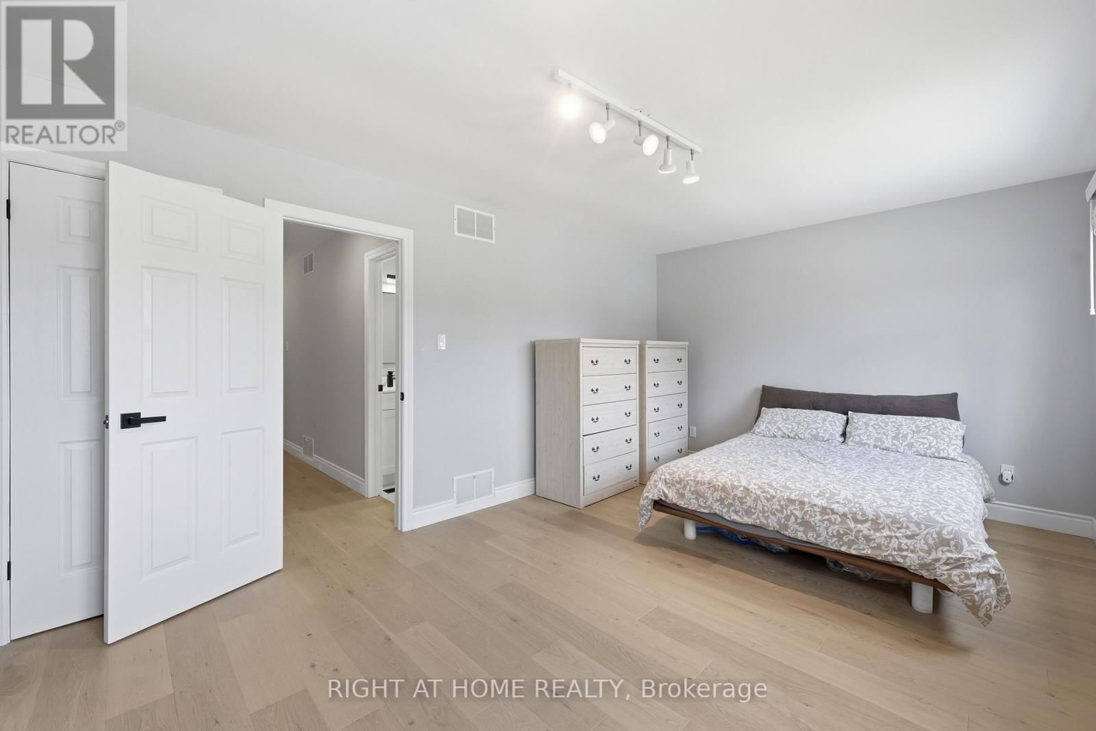 2458 CAVENDISH DRIVE Image 21