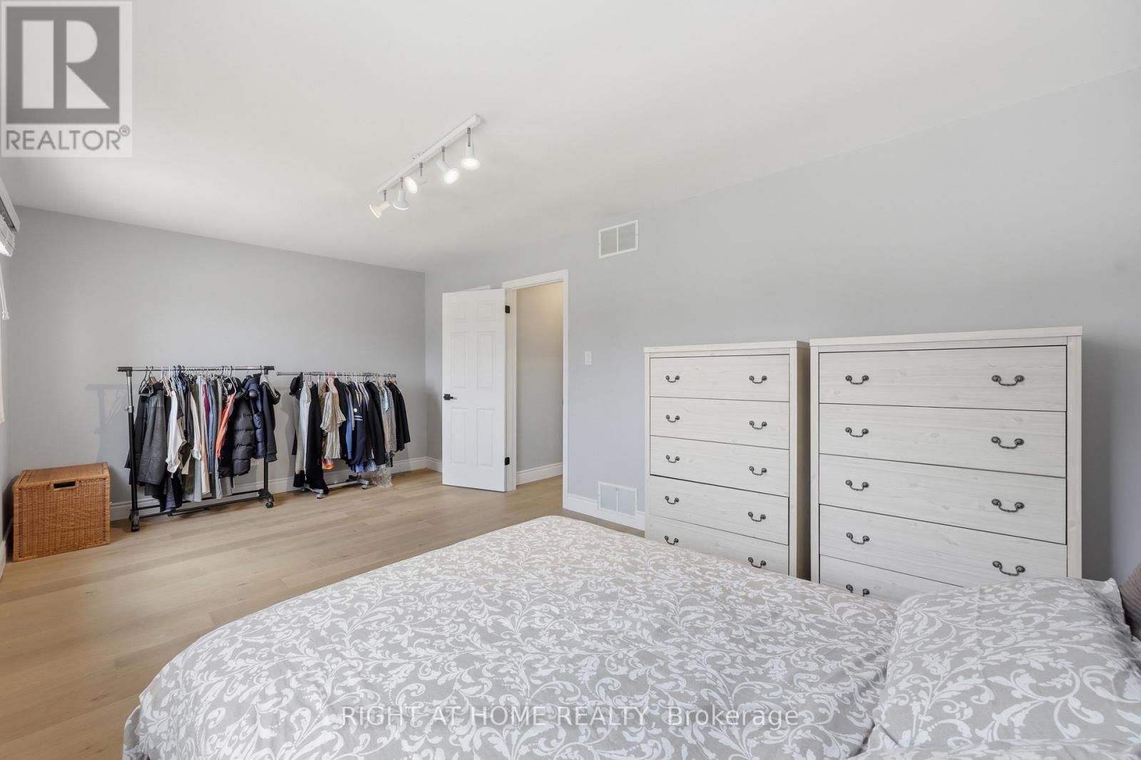 2458 CAVENDISH DRIVE Image 22