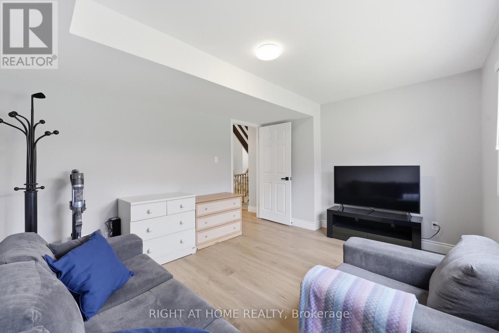 2458 CAVENDISH DRIVE Image 27