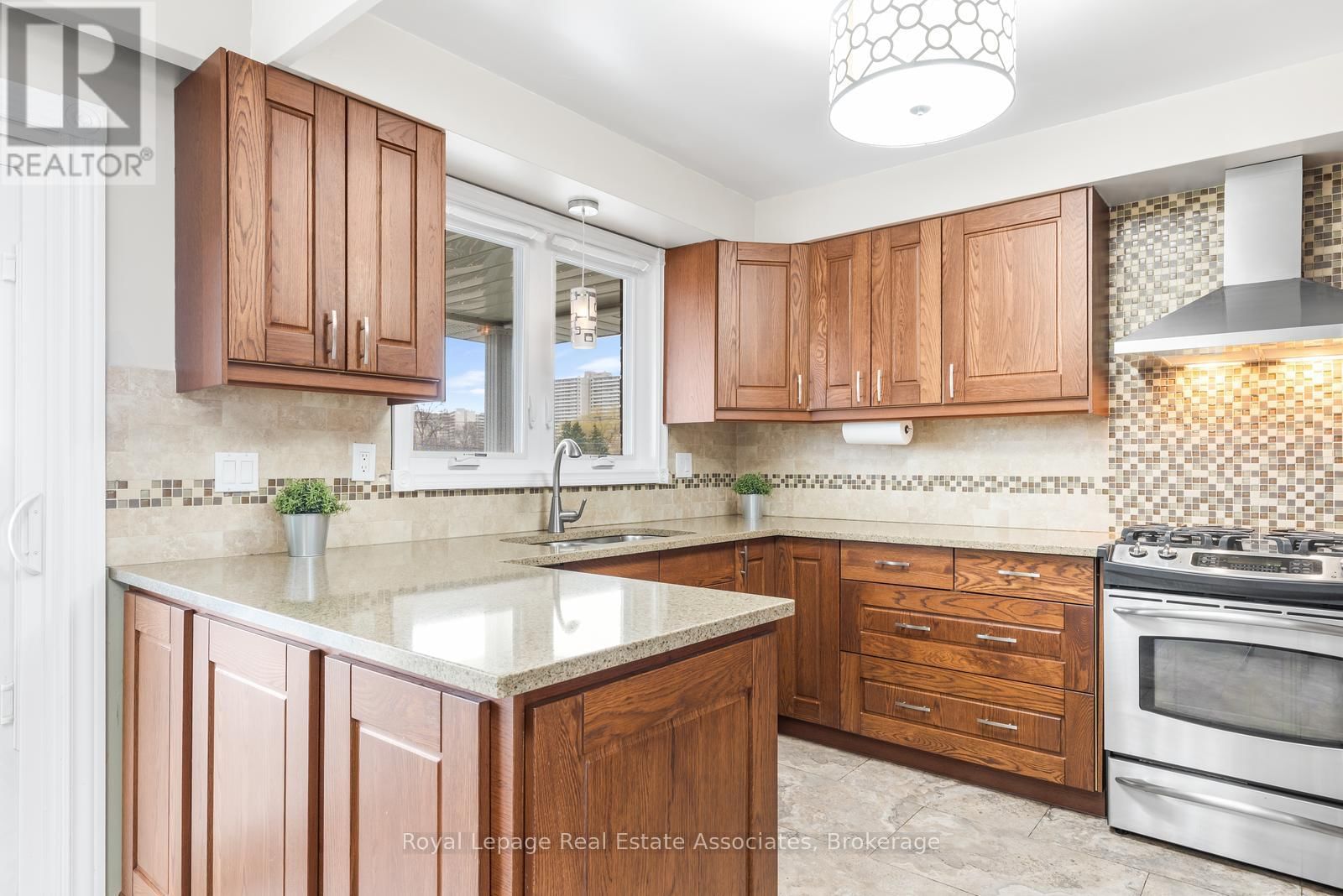 176 DAPHNE AVENUE Image 22