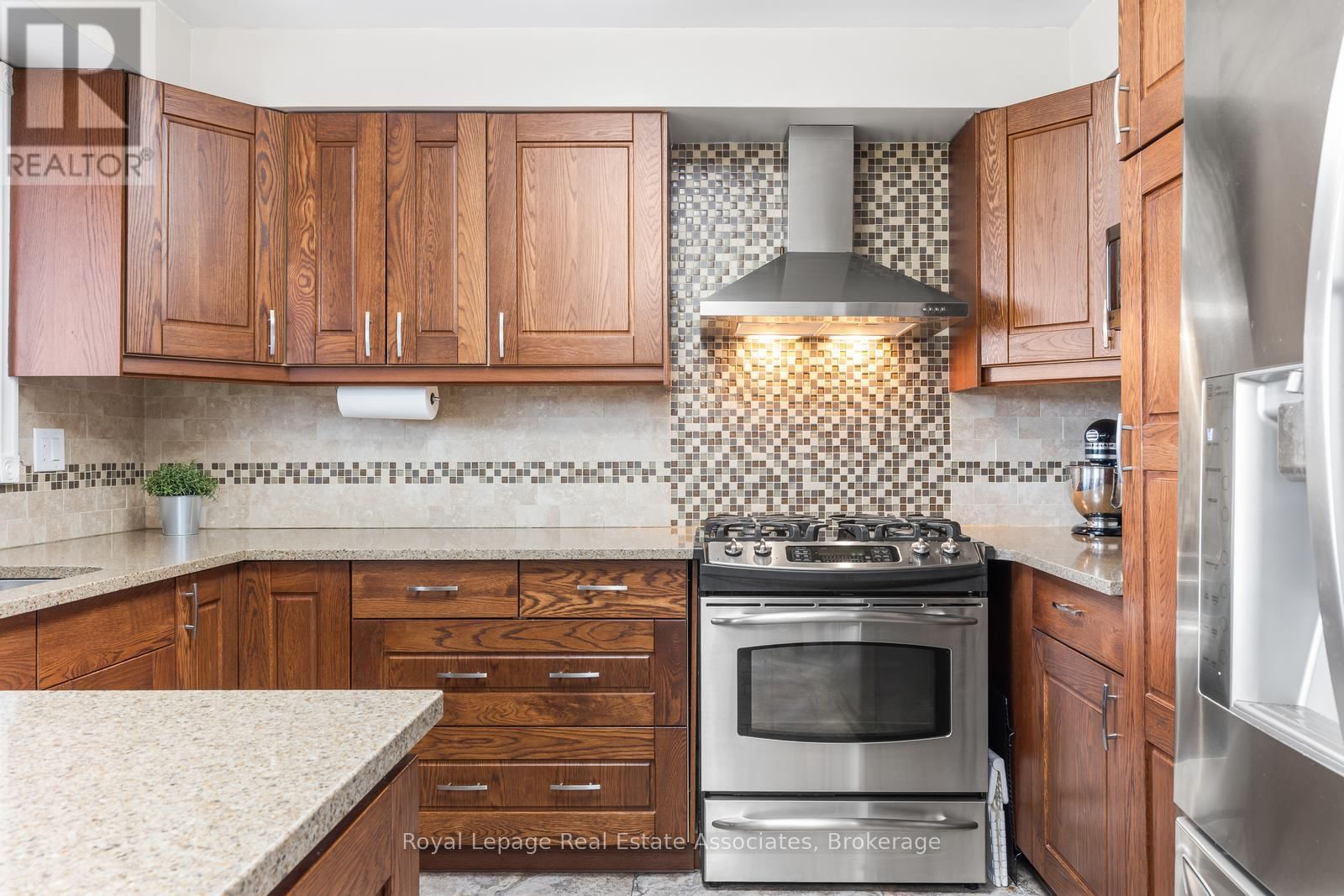 176 DAPHNE AVENUE Image 23