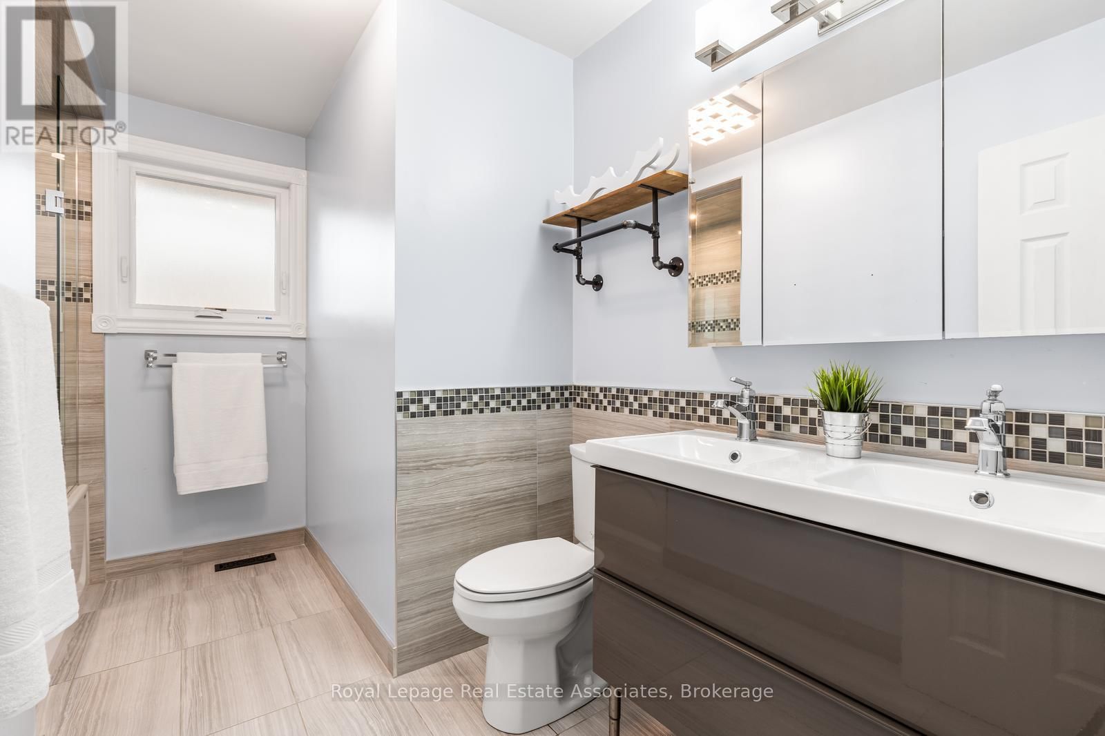 176 DAPHNE AVENUE Image 34