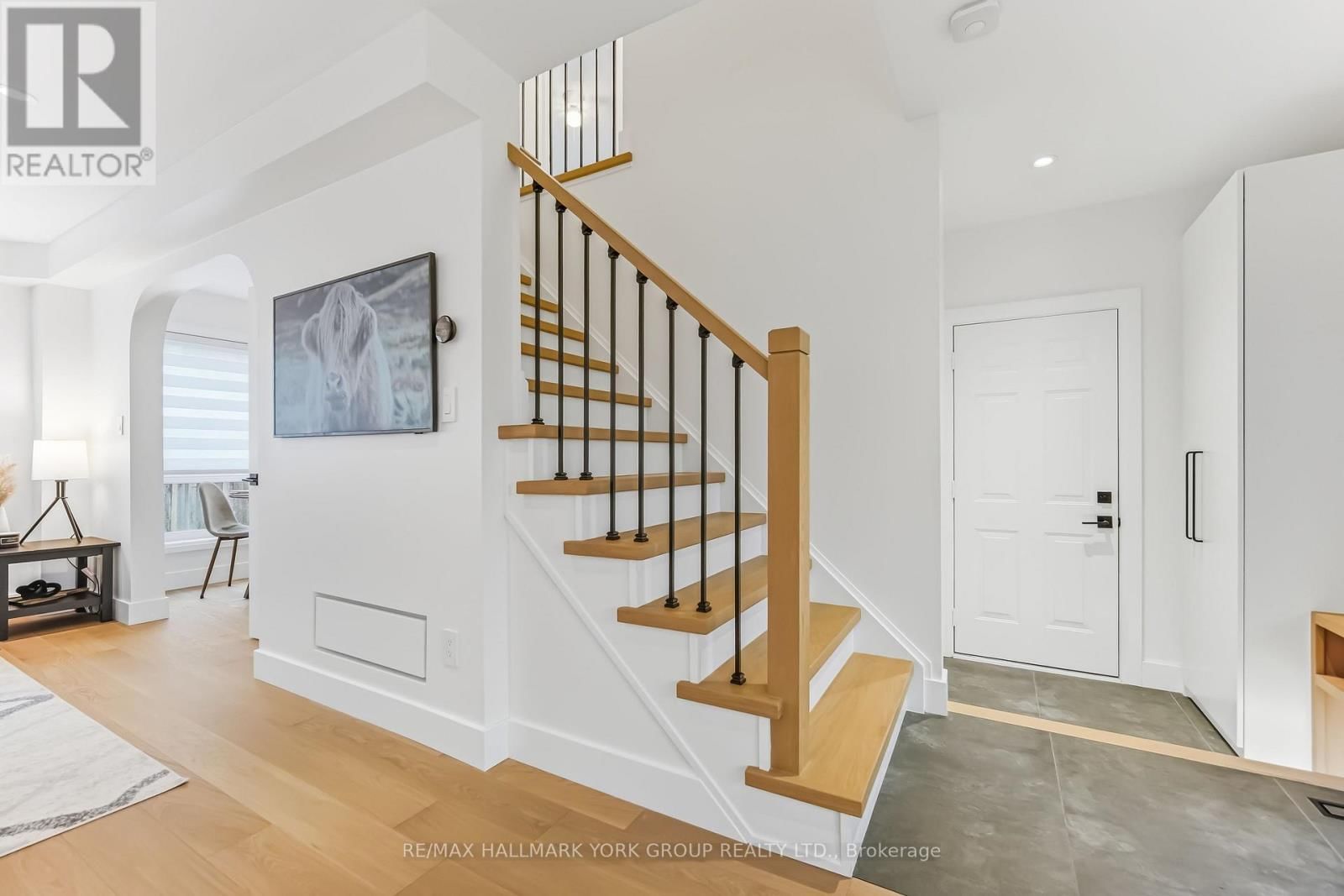 882 MCDUFFE CRESCENT Image 10