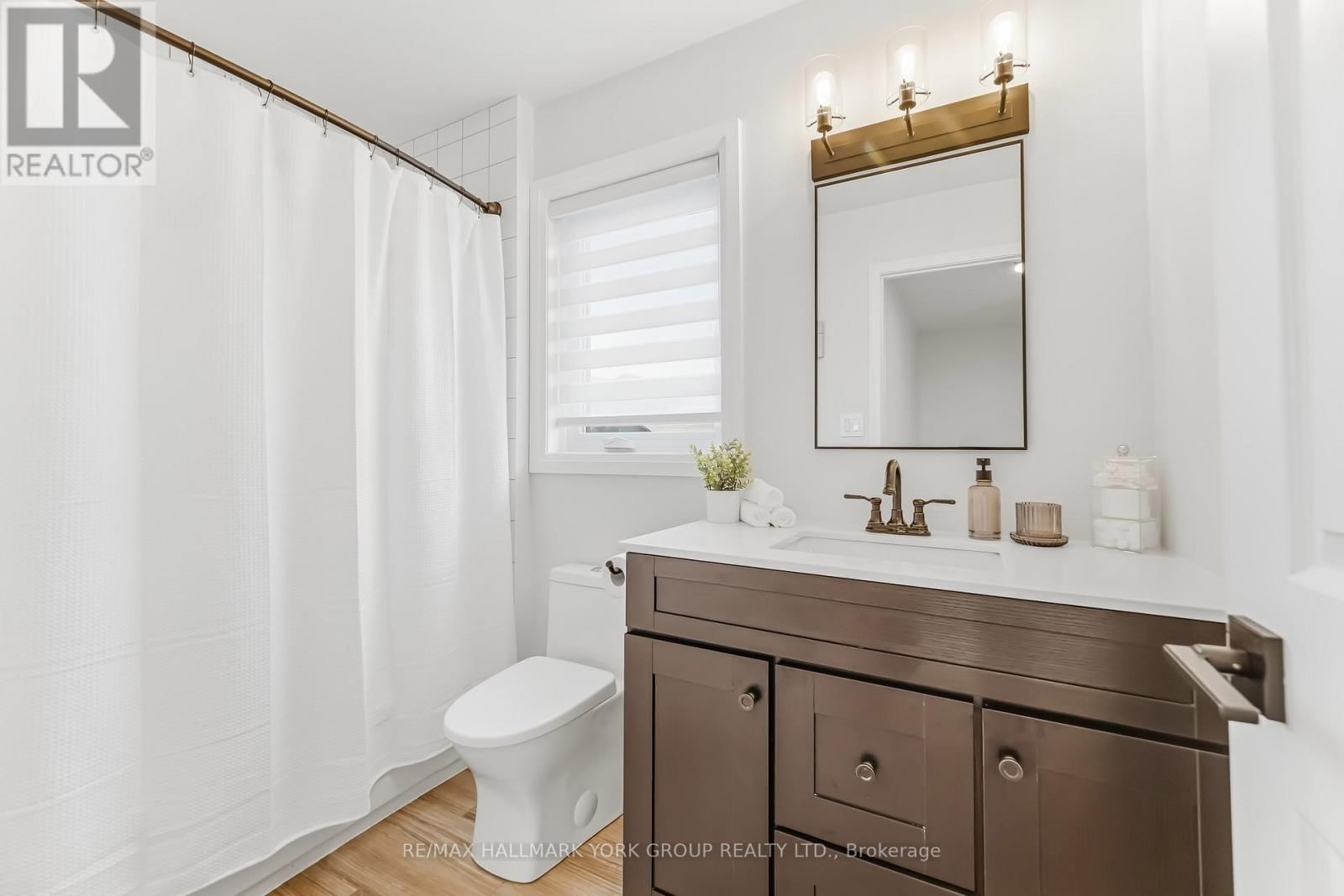 882 MCDUFFE CRESCENT Image 15