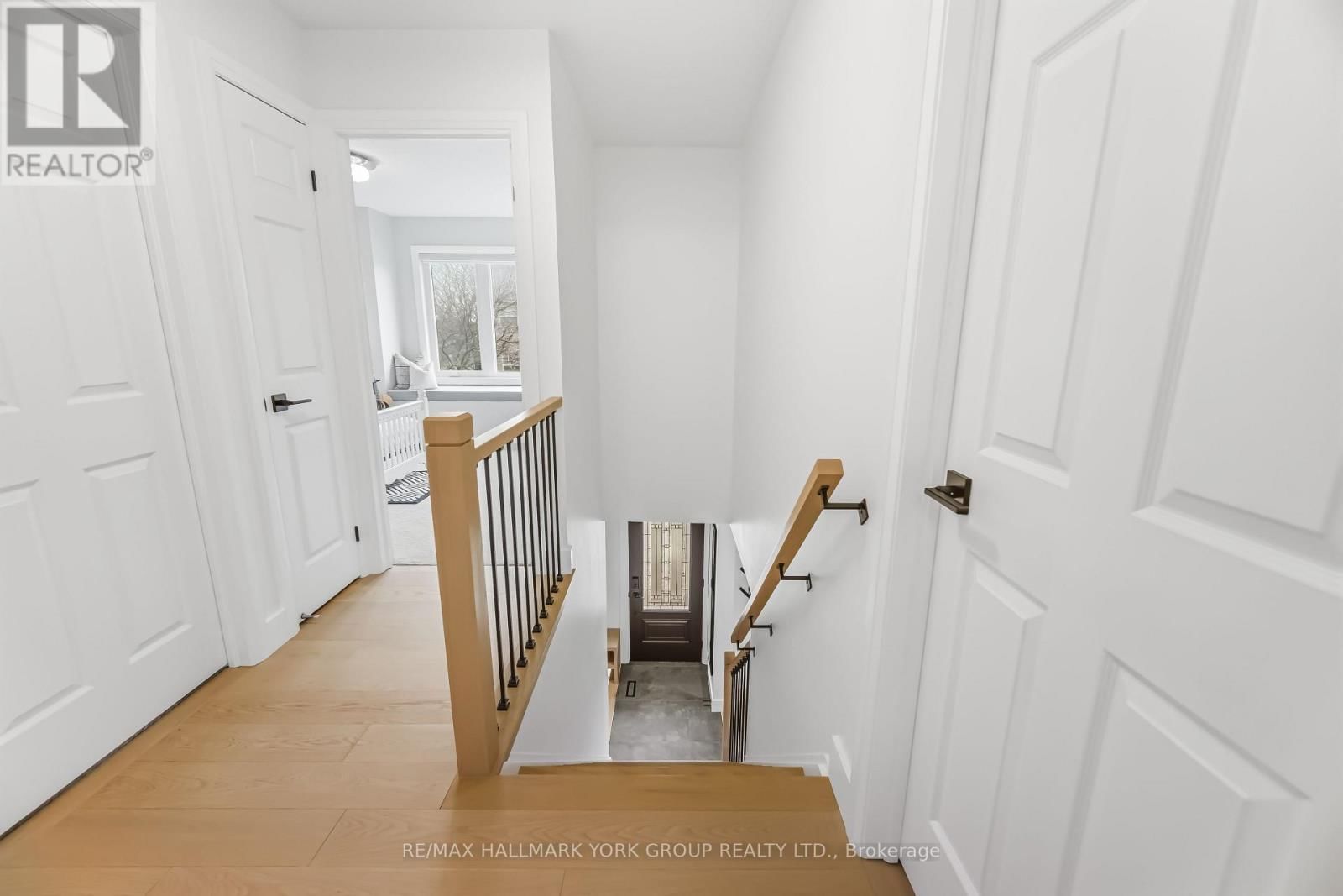 882 MCDUFFE CRESCENT Image 16