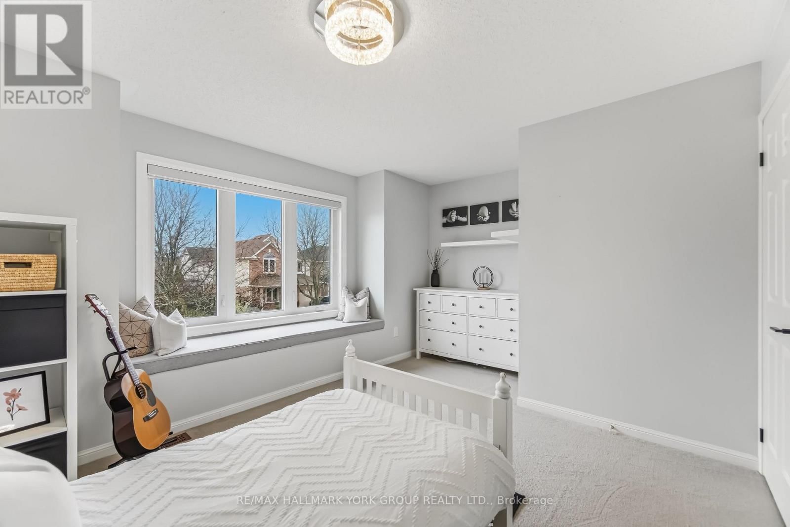 882 MCDUFFE CRESCENT Image 18