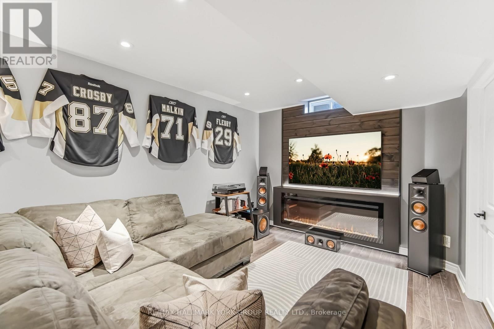 882 MCDUFFE CRESCENT Image 20