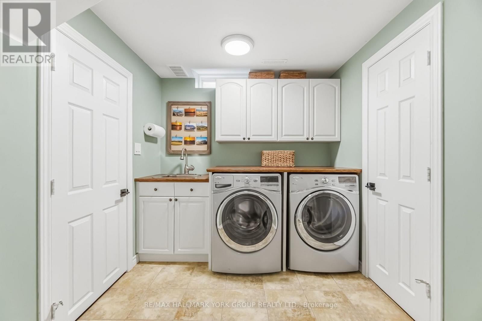 882 MCDUFFE CRESCENT Image 22