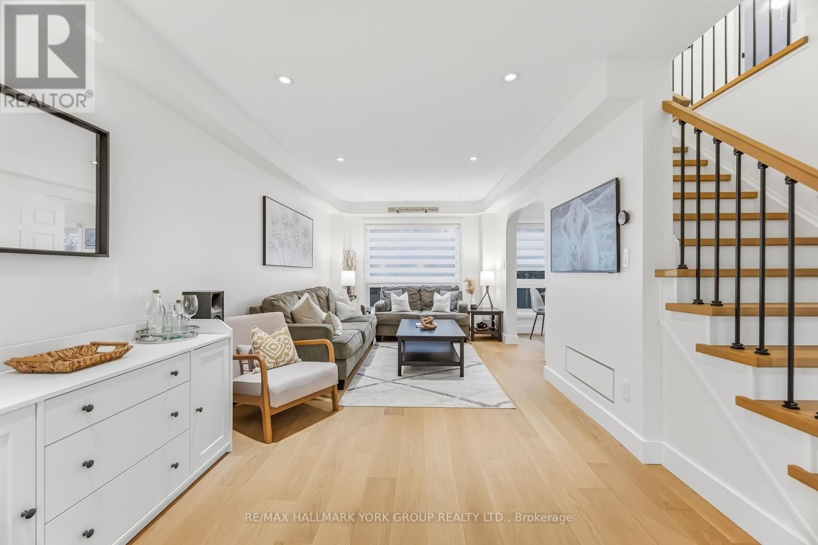 882 MCDUFFE CRESCENT Image 4