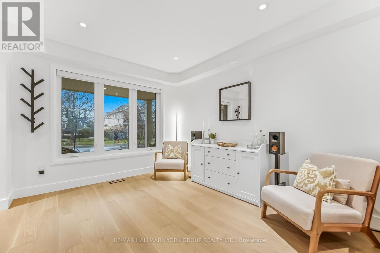 882 MCDUFFE CRESCENT Image 6