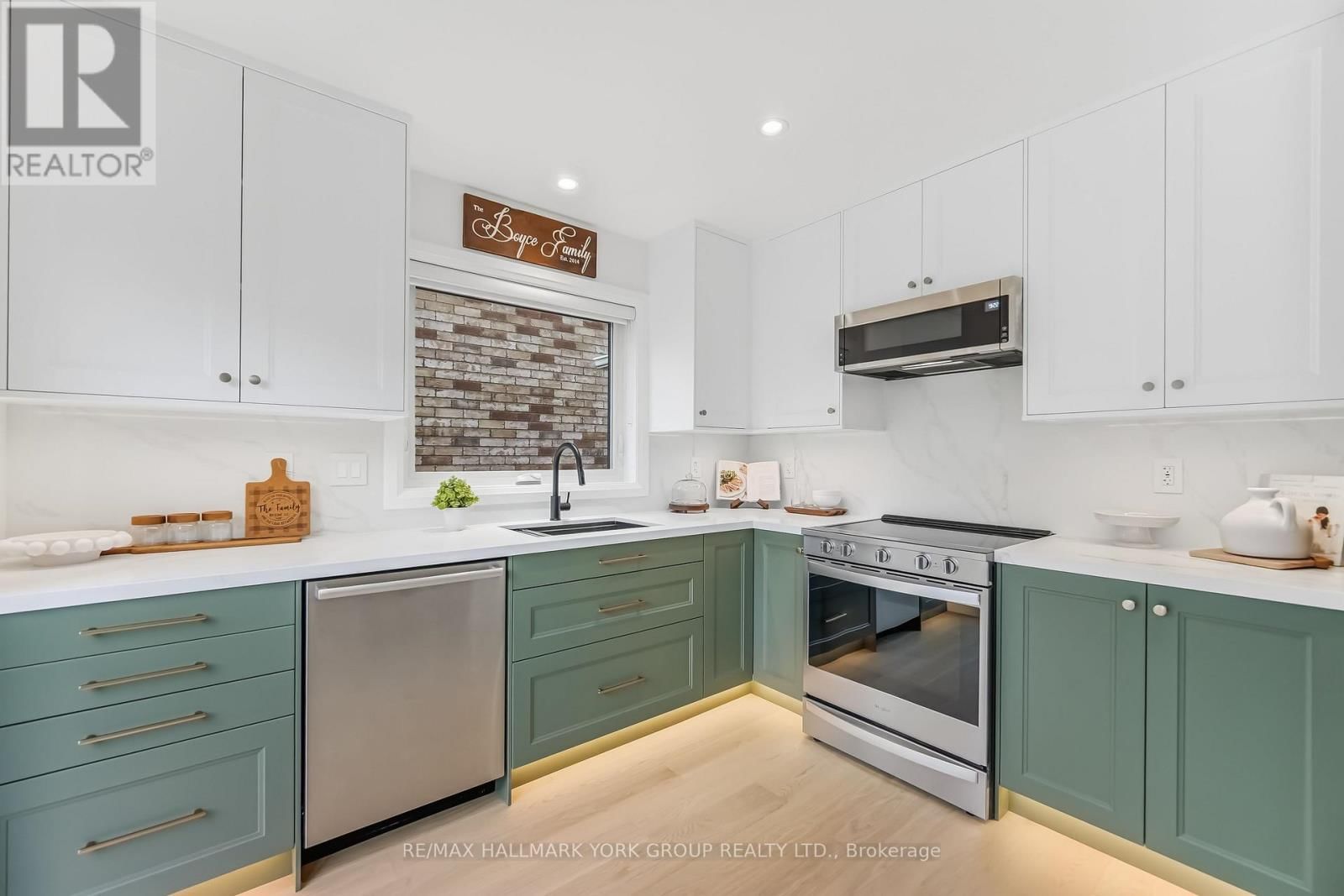 882 MCDUFFE CRESCENT Image 8