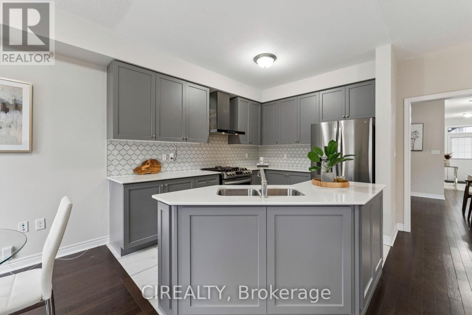 71 FINEGAN CIRCLE Image 17