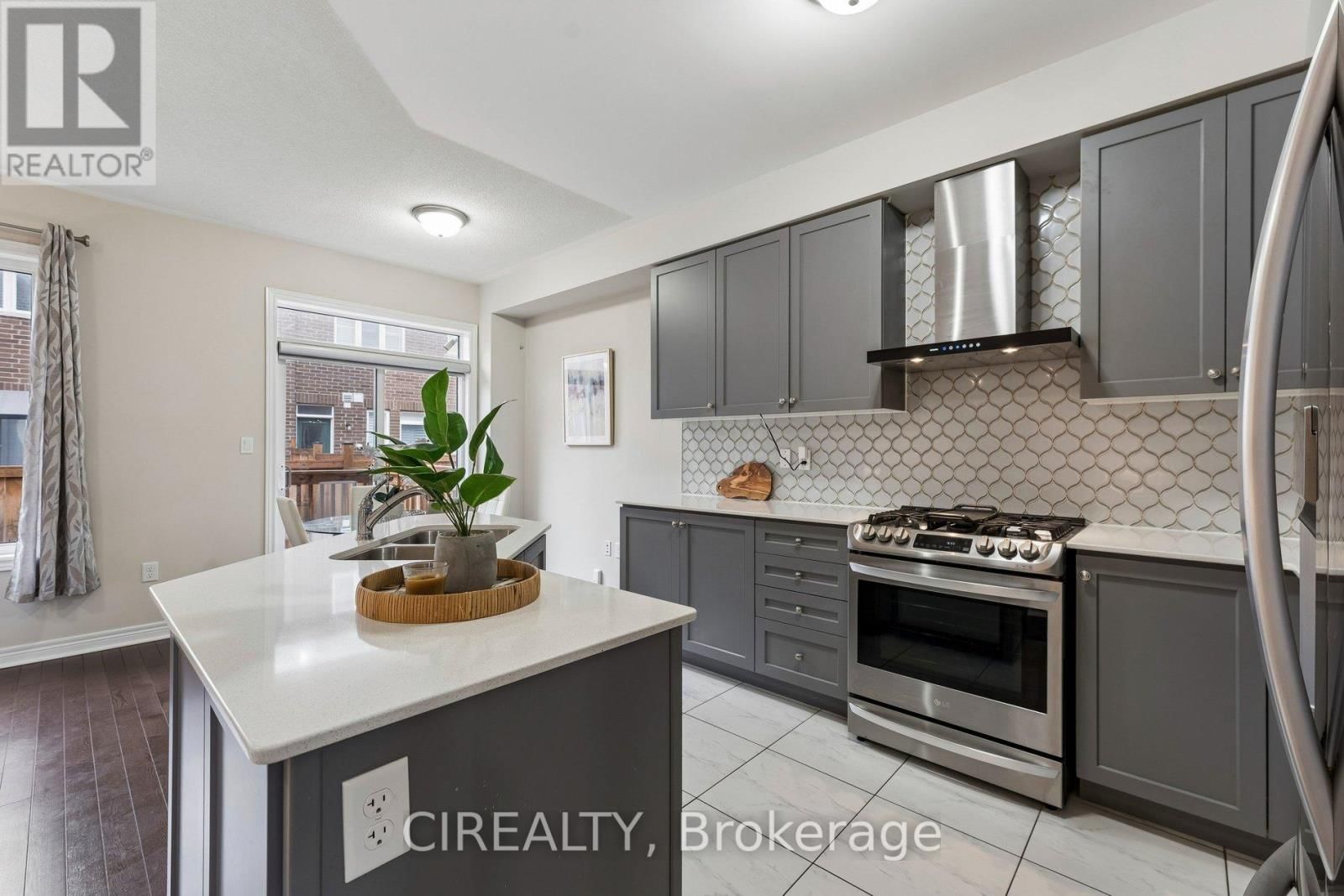 71 FINEGAN CIRCLE Image 21