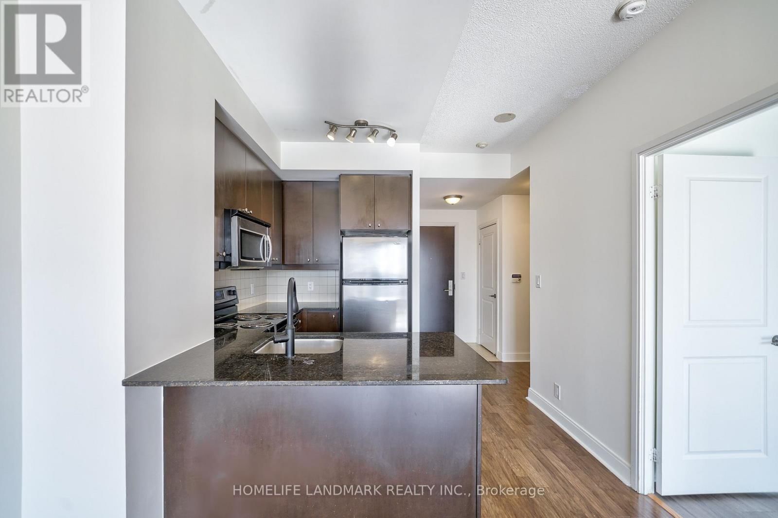 2002 - 60 ABSOLUTE AVENUE Image 10