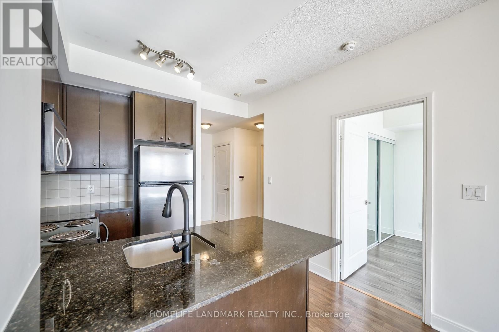 2002 - 60 ABSOLUTE AVENUE Image 11