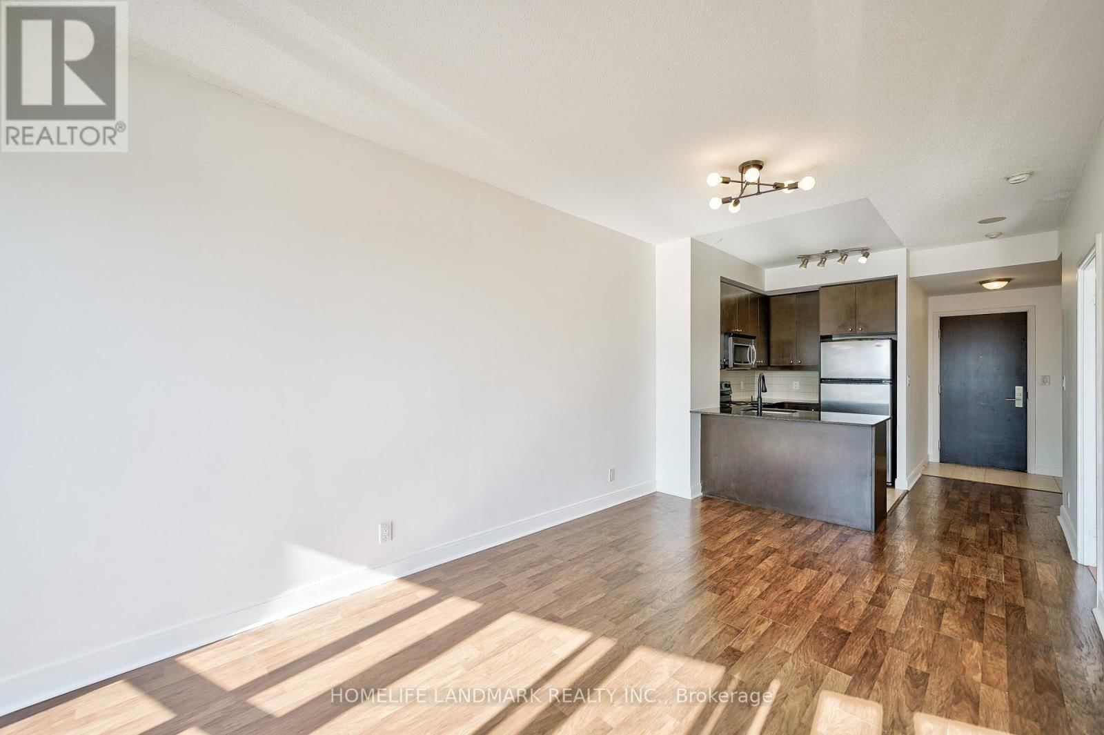 2002 - 60 ABSOLUTE AVENUE Image 15