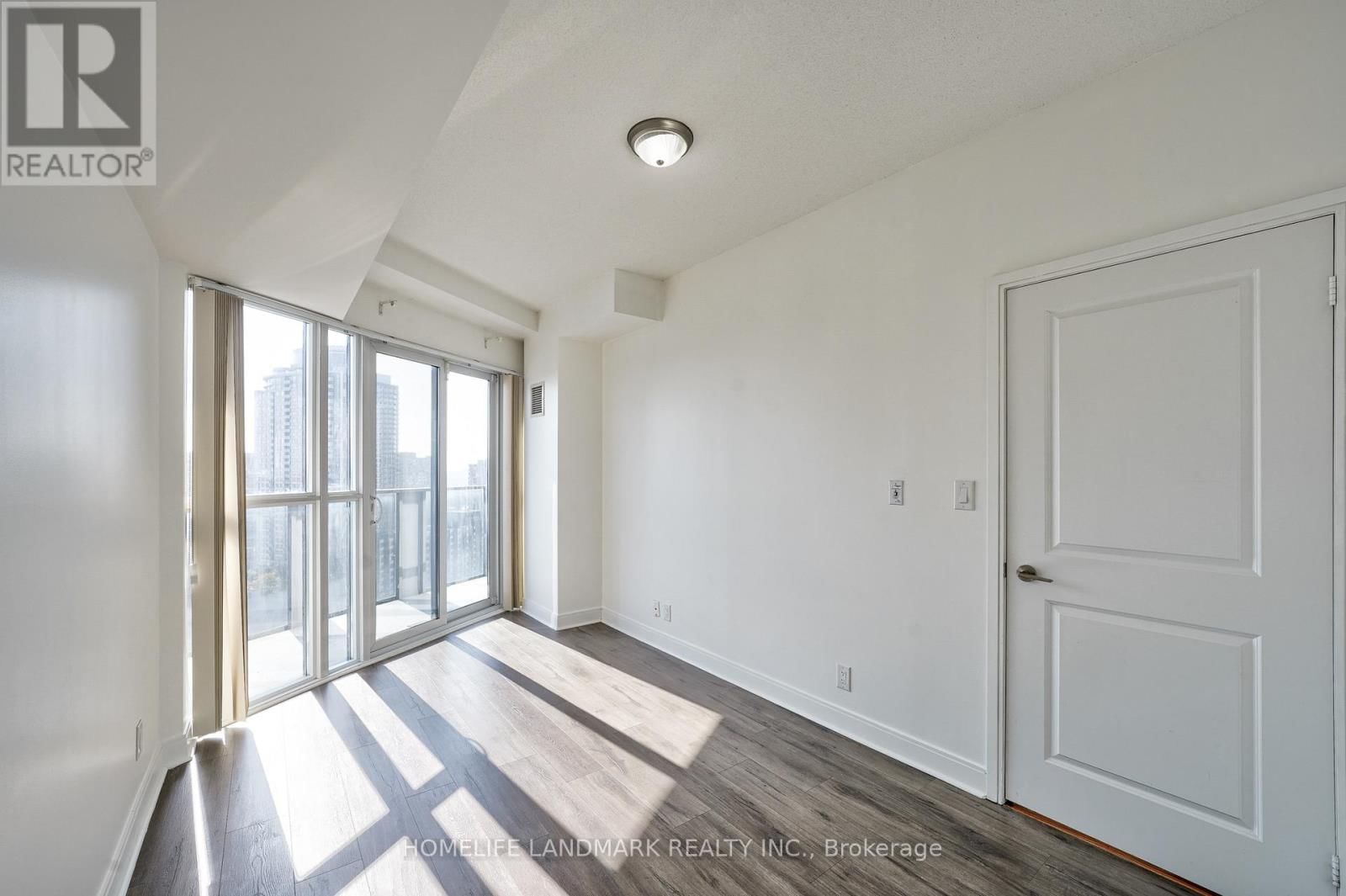 2002 - 60 ABSOLUTE AVENUE Image 18