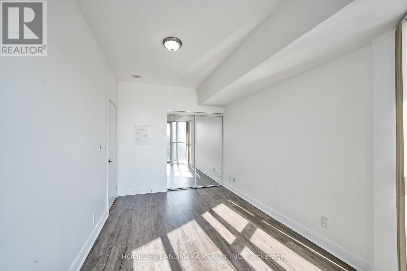 2002 - 60 ABSOLUTE AVENUE Image 19