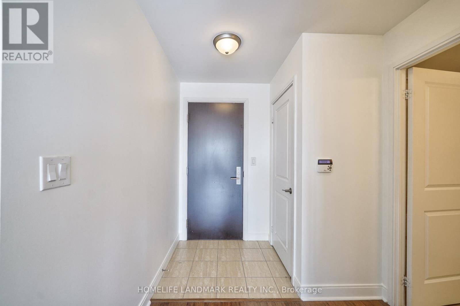 2002 - 60 ABSOLUTE AVENUE Image 4