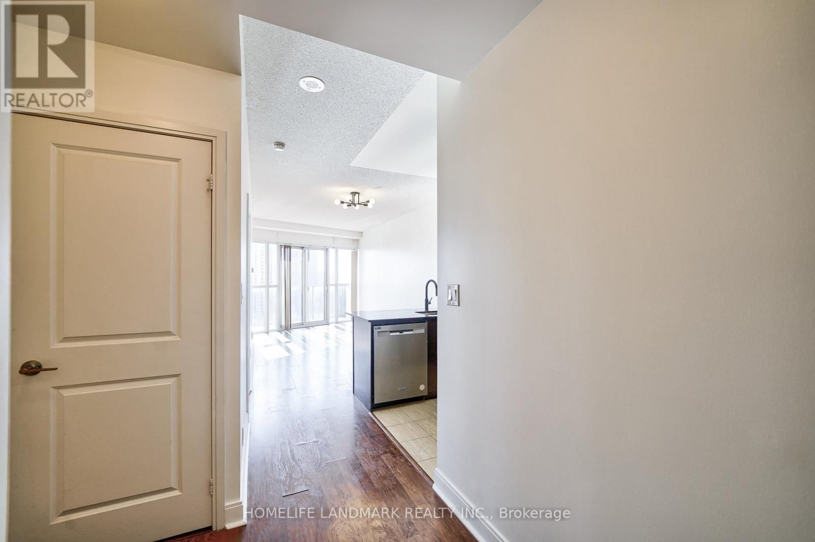 2002 - 60 ABSOLUTE AVENUE Image 6