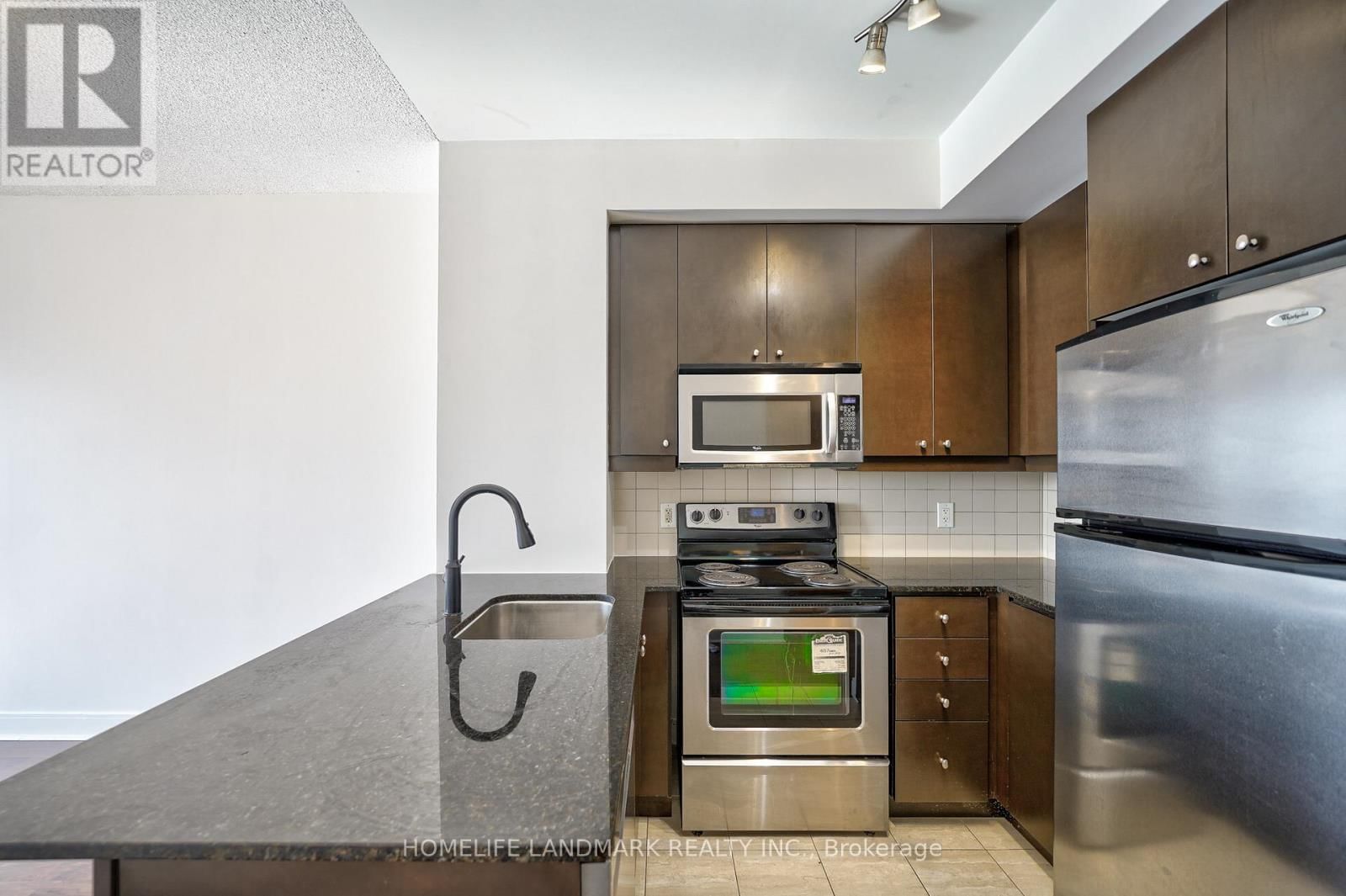 2002 - 60 ABSOLUTE AVENUE Image 8