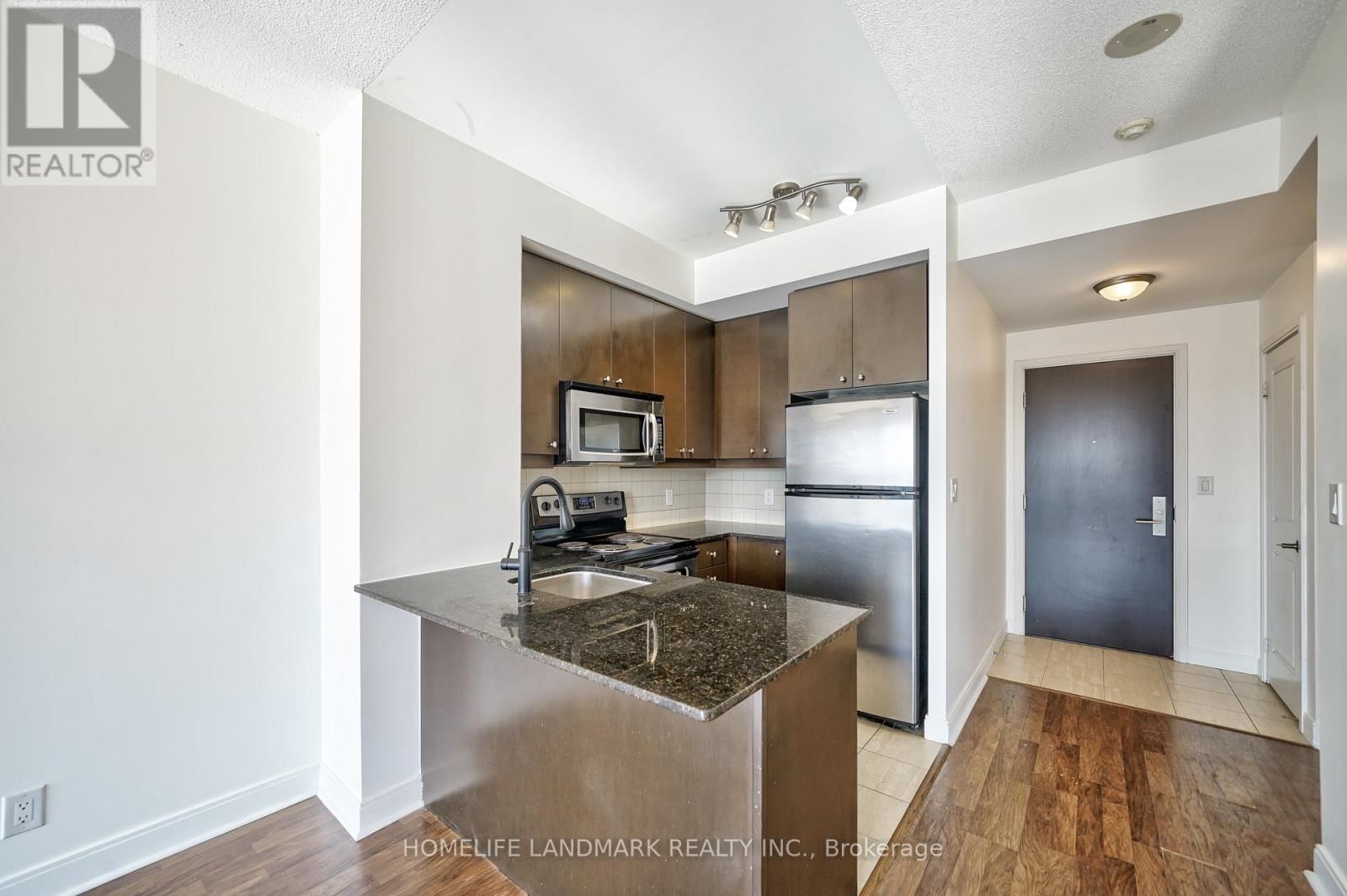 2002 - 60 ABSOLUTE AVENUE Image 9