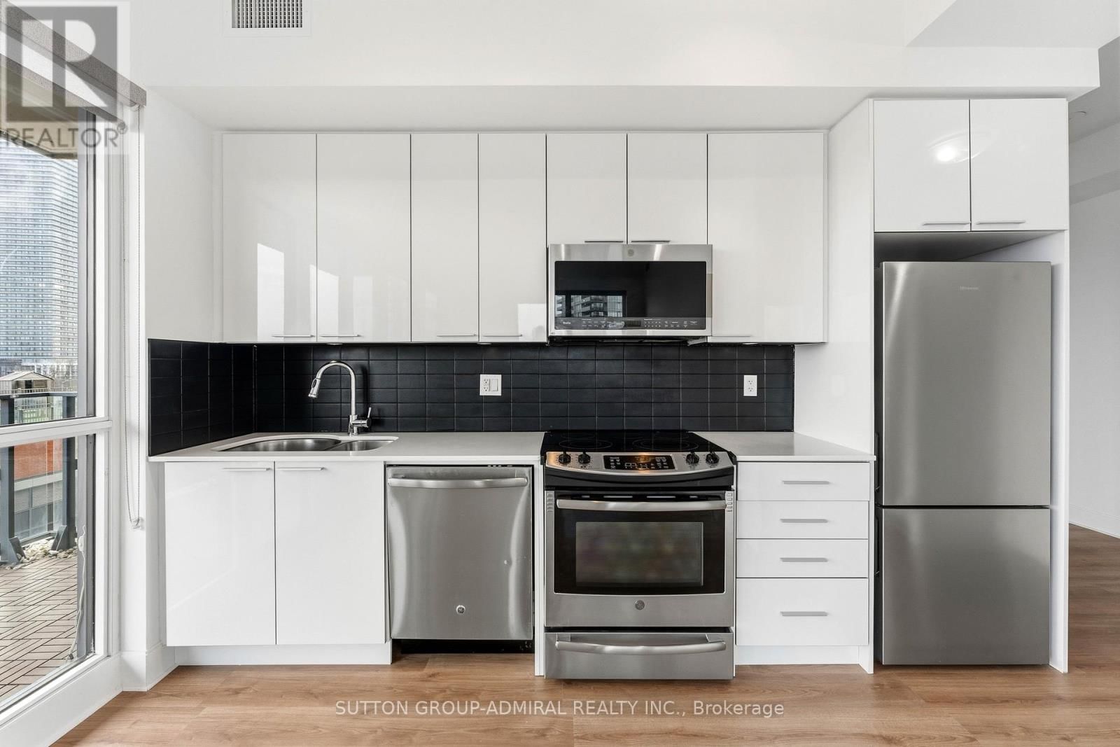 625 - 10 PARK LAWN ROAD Image 12