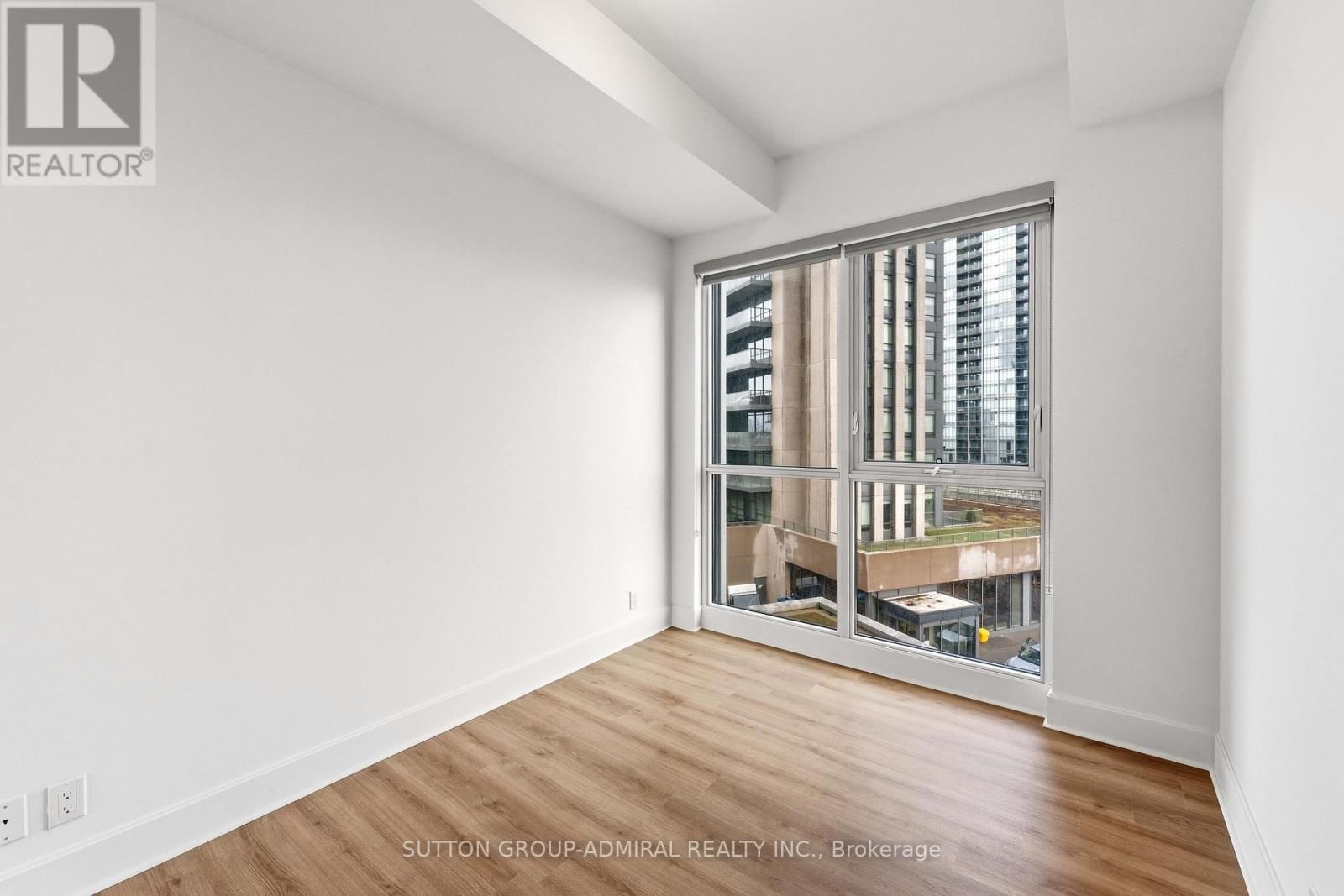 625 - 10 PARK LAWN ROAD Image 19