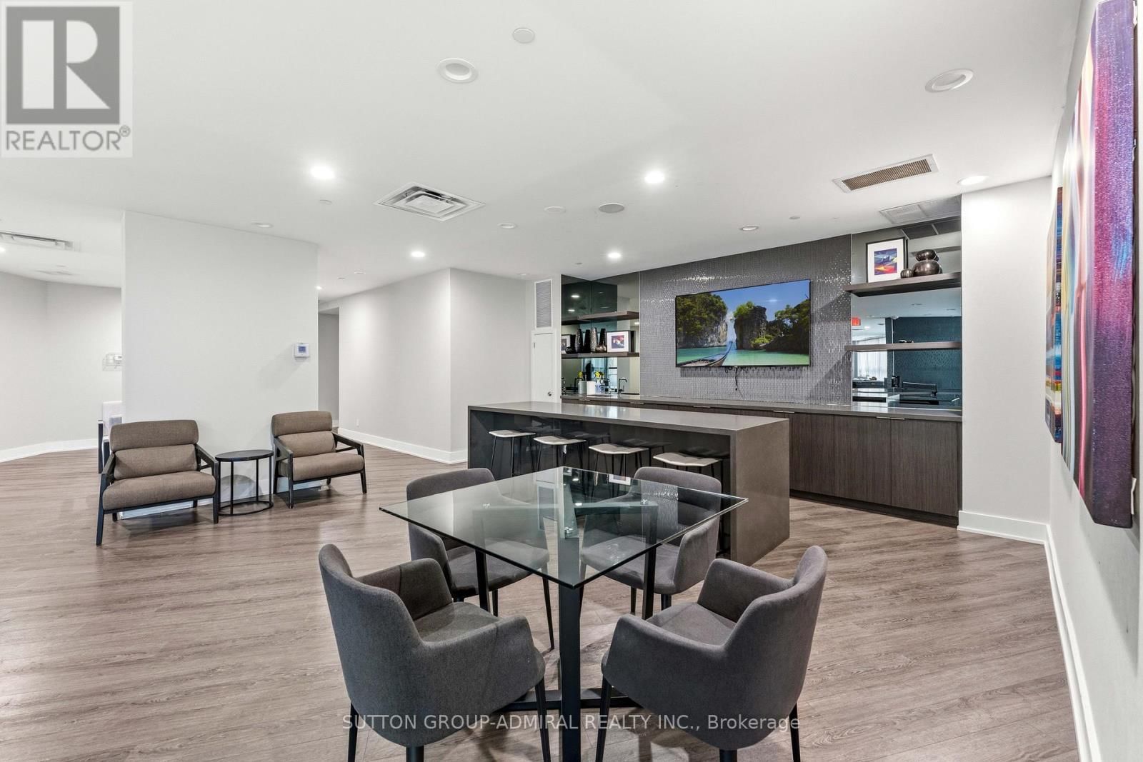 625 - 10 PARK LAWN ROAD Image 30