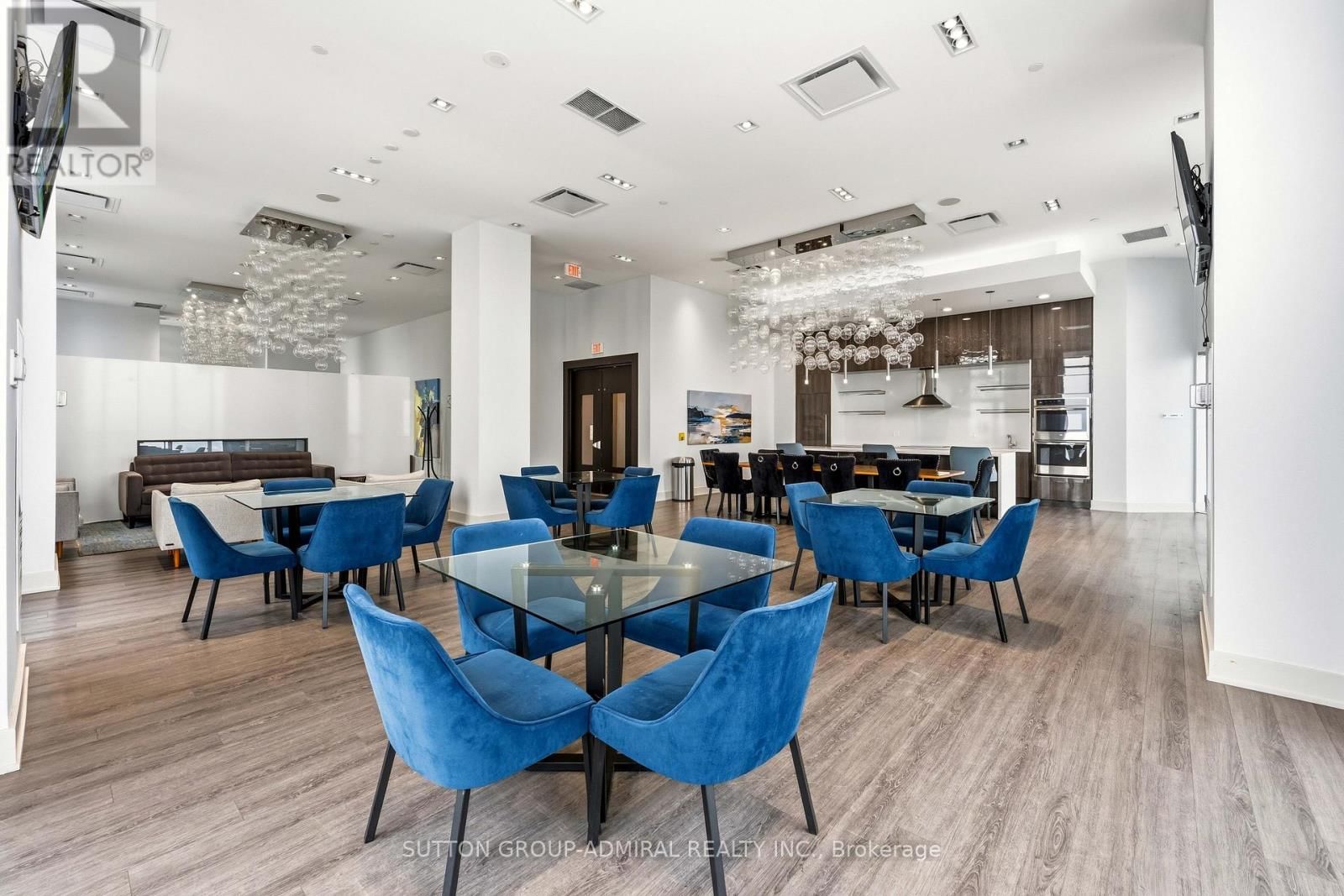 625 - 10 PARK LAWN ROAD Image 39