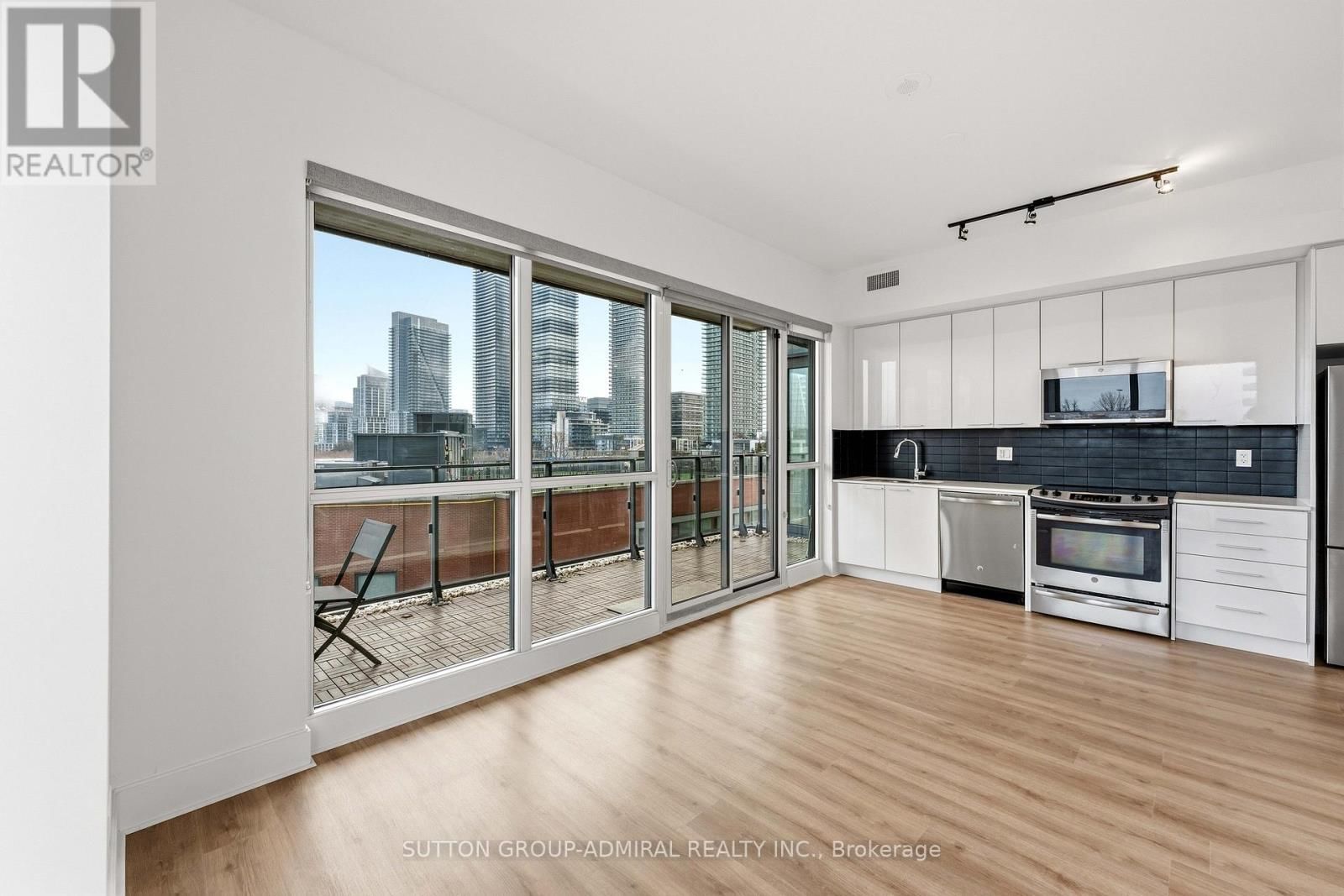 625 - 10 PARK LAWN ROAD Image 9