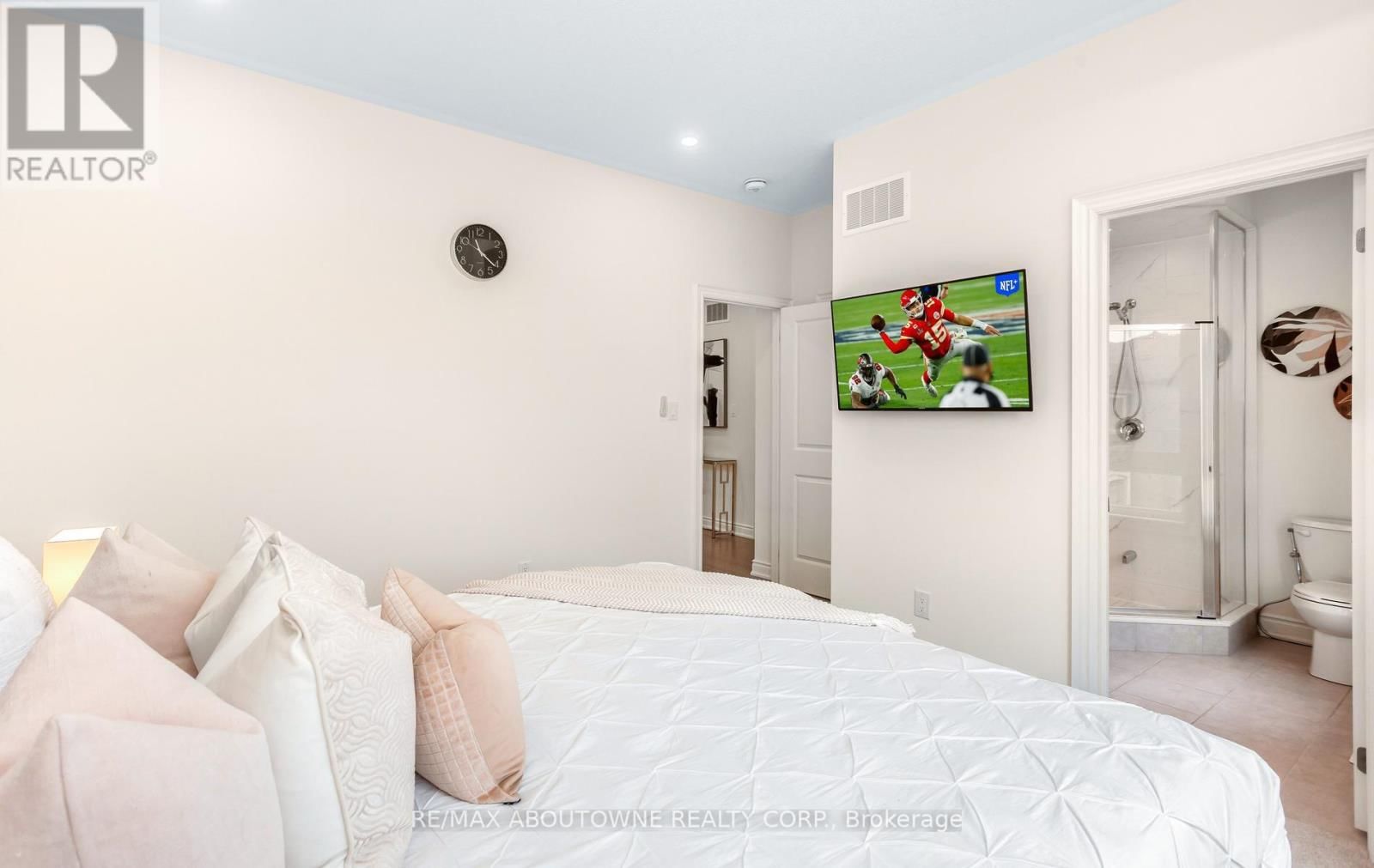 3294 MILLICENT AVENUE Image 35