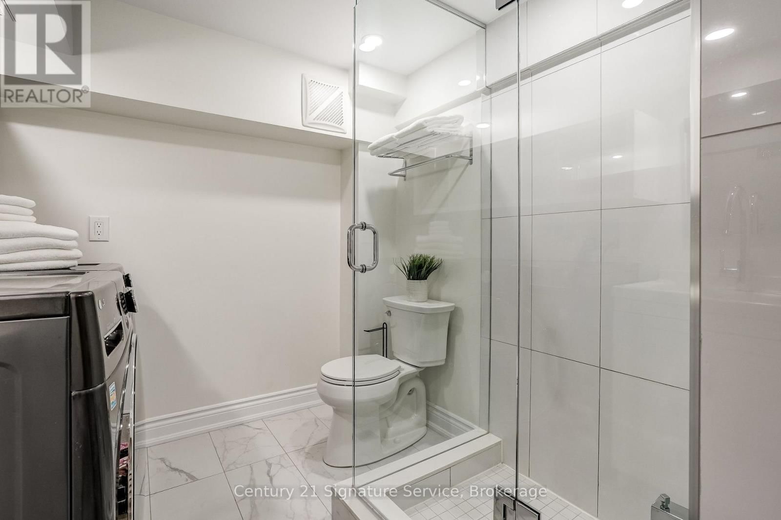 22 - 2120 RATHBURN ROAD EAST Image 17