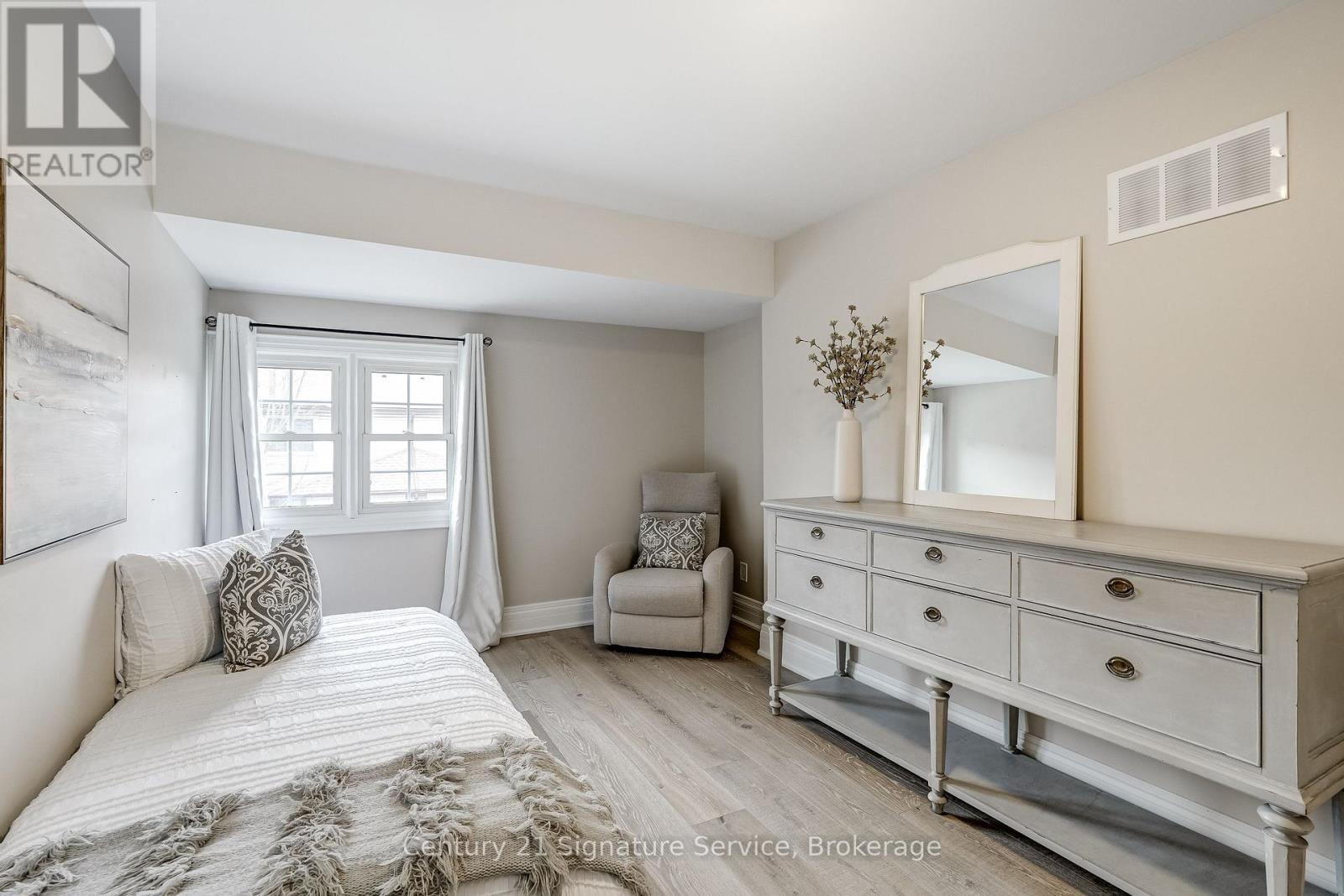 22 - 2120 RATHBURN ROAD EAST Image 22