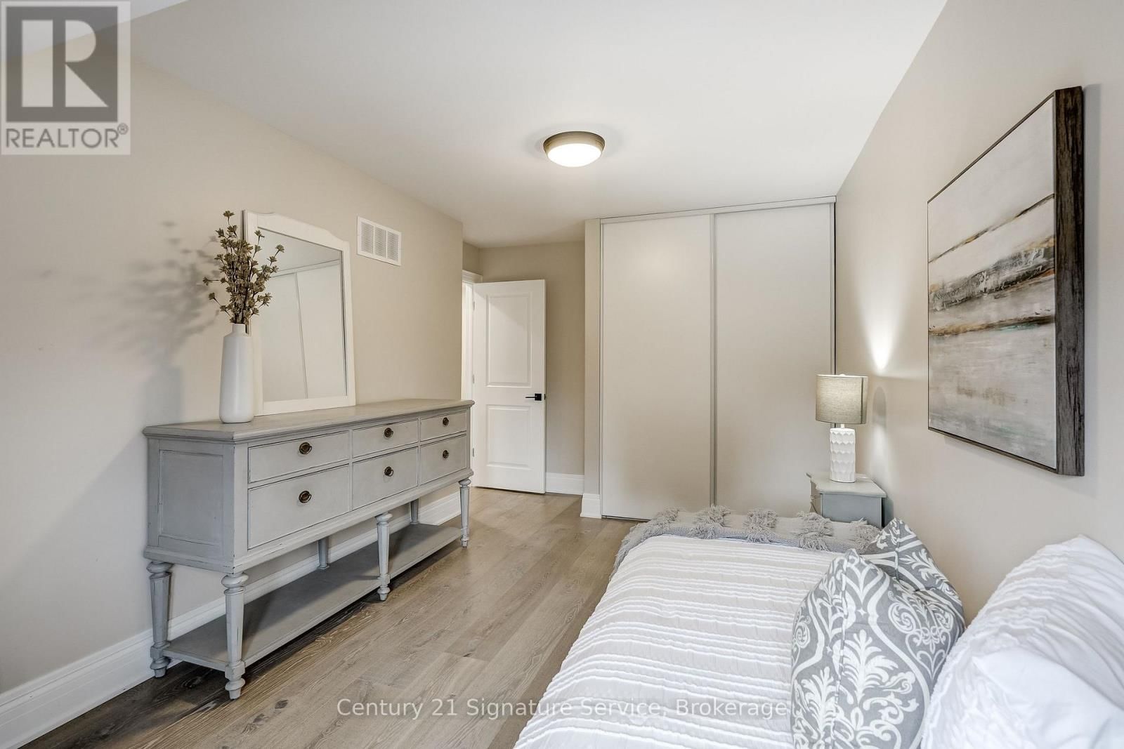 22 - 2120 RATHBURN ROAD EAST Image 23