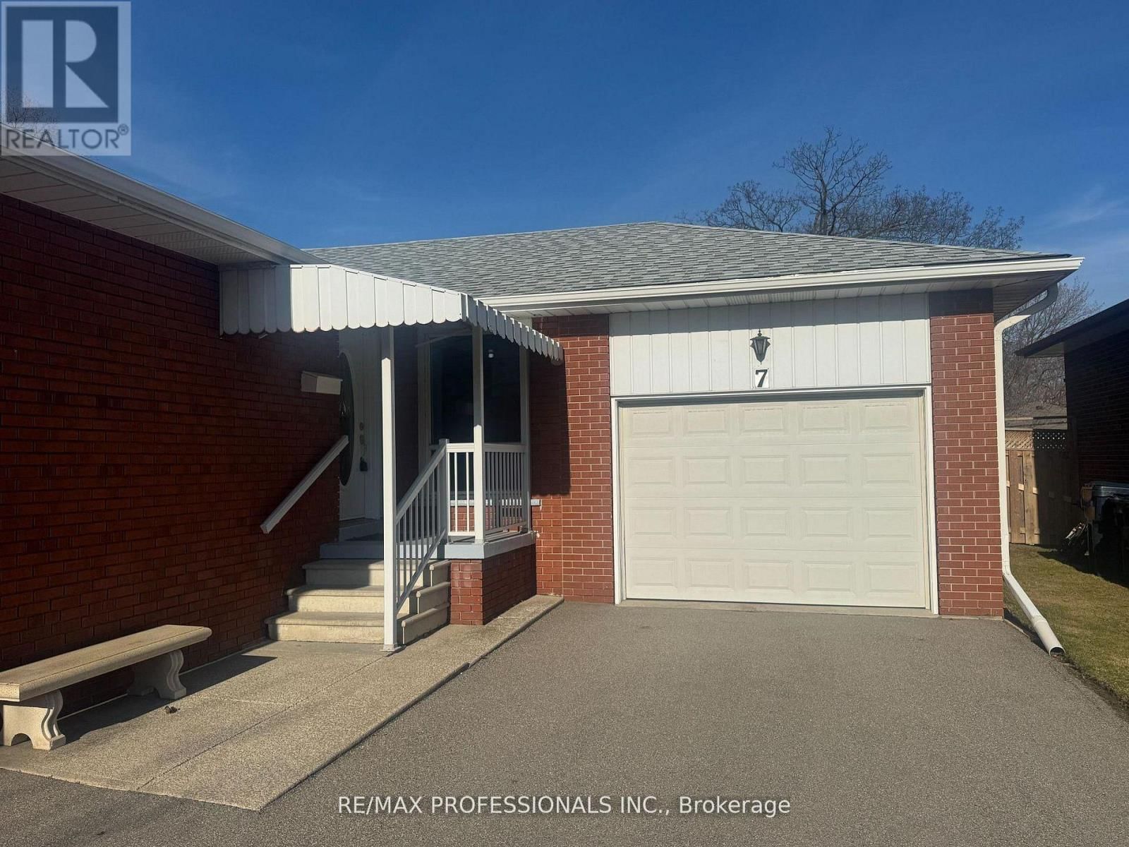 7 PETTIT DRIVE Image 4