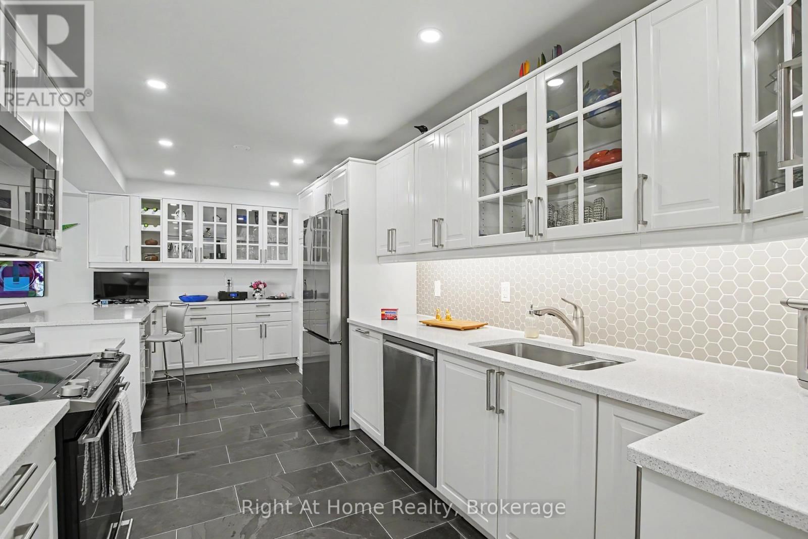 405 - 2121 LAKESHORE ROAD Image 18