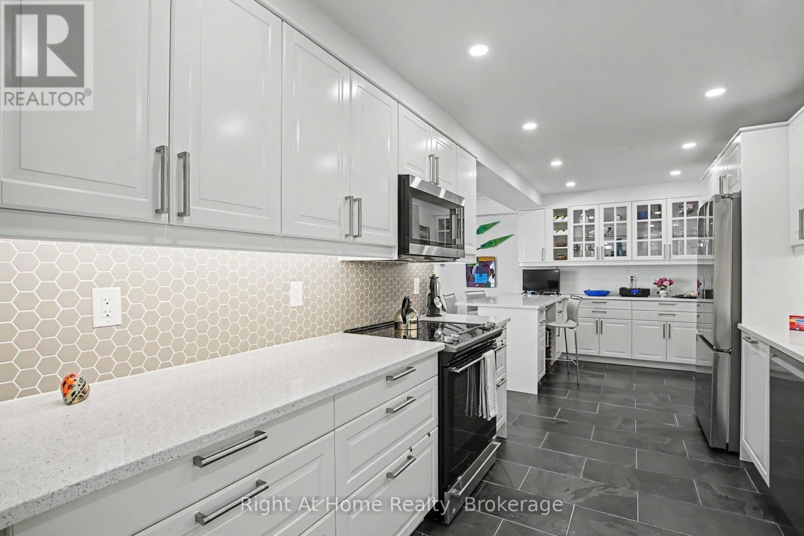 405 - 2121 LAKESHORE ROAD Image 19