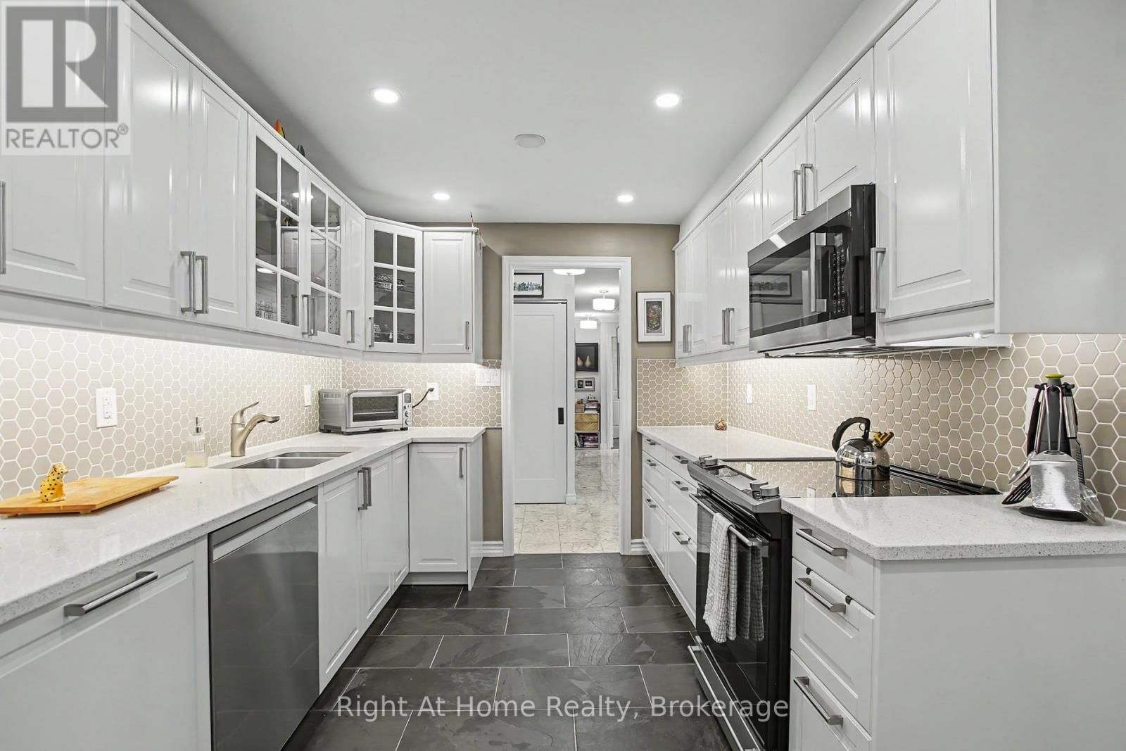 405 - 2121 LAKESHORE ROAD Image 21