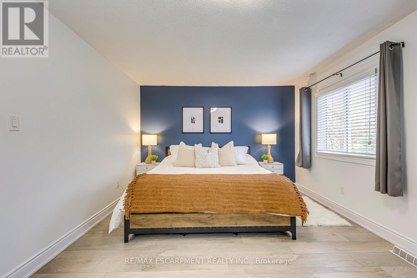 10 - 3115 NEW STREET Image 16